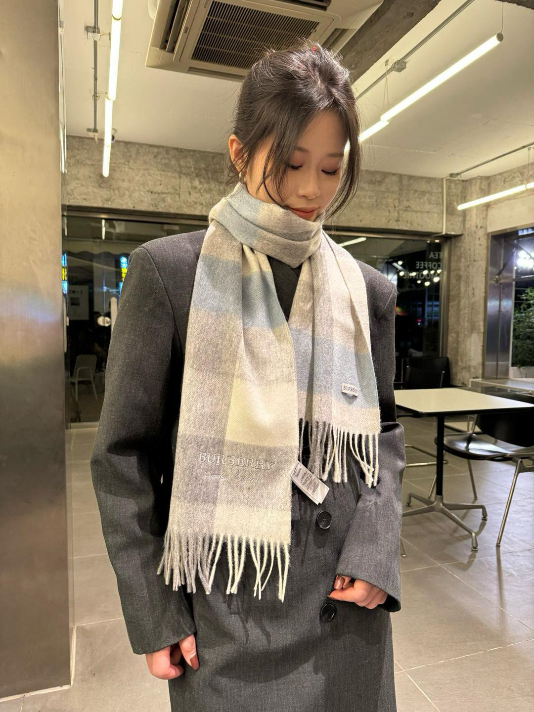 NO:188908,Batch Burberry's high-quality cashmere plaid scarf, popular and new, the latest overseas counters for men and women's couple cashmere scarfs. Domestic counters are not available for shelves, from style to fabric, all the classic logo embroidery pattern, the quality and feel are excellent!  Specifications 32*180cm Ingredients cashmere high-version scarf, high-version scarf, burberry, burberry19860909批 巴宝莉Burberry高品质羊绒格子围巾,火爆上新,海外专柜最新男士女士情侣羊绒围巾 国内专柜都没上架 从款式到面料都很赞 经典的logo刺绣图案 质量手感超赞！ 规格32*180cm 成份山羊绒高版本围巾,高版本围巾,burberry,burberry,scarf