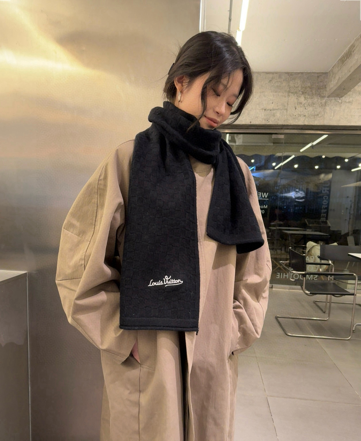 NO:188911,Comment on LV Louis Vuitton's new chessboard scarf, which is very good. The touch is very good. The last touch of foreign trade company, the slow hand is super invincible and soft cashmere scarf is really invincible. The price is really invincible and the price is really great~ I bought the LV home's very honest men's scarf~ The fabric is very lovely, the double-sided cashmere yarn is really clear and clean, and the velvet feels really invincible and comfortable when I hold it in my hand!  Very soft and clean style, the upper body effect is invincible, beautiful, atmospheric and simple, can be surrounded on both sides, anyone will like it, it has a texture but not ostentatious process, has been fascinated by the texture of the fabric and contrasting colors many times during the photo shoot. The chessboard weaving has a texture but not ostentatious~ The tail is a little bit more favorable~ The touch is very soft and comfortable, medium thickness, a very affectionate style~ The classic male and female style is suitable for pairing with formal wear or casual wear~ It is perfect for folding or circle circling, gentlemanly and stylish~ The warm and elegant cashmere specifications 30*cm high-version scarf, high-version scarf, louis vuitton, louis vuitton19860909批 LV 路易威登新款棋盘格围巾怒赞推荐 手感超好外贸公司尾单,手慢无超级无敌软糯的羊绒围巾这个价格真的无敌超值~买到绝对值LV家非常正的男士围巾~面料大爱,双面的羊绒纱线真的清晰干净,握在手里绒感真的超级无敌舒服！非常柔软很干净的风格,上身效果无敌好看大气简约,两面都可以围,任何人都会喜欢的款吧,有质感不张扬拍照过程中已经多次被面料质感和撞色的效果迷倒.棋盘格织法有质感不张扬~尾单余一丢丢福利大家~手感非常柔软舒服中等厚度,非常亲脖子的一款~经典男女通用款式搭配正装或者搭配休闲装都很合适~对折挂围或者绕圈围都完全可以,绅士有型~有温度的风度羊绒 规格30*cm高版本围巾,高版本围巾,louis vuitton,louis vuitton,scarf