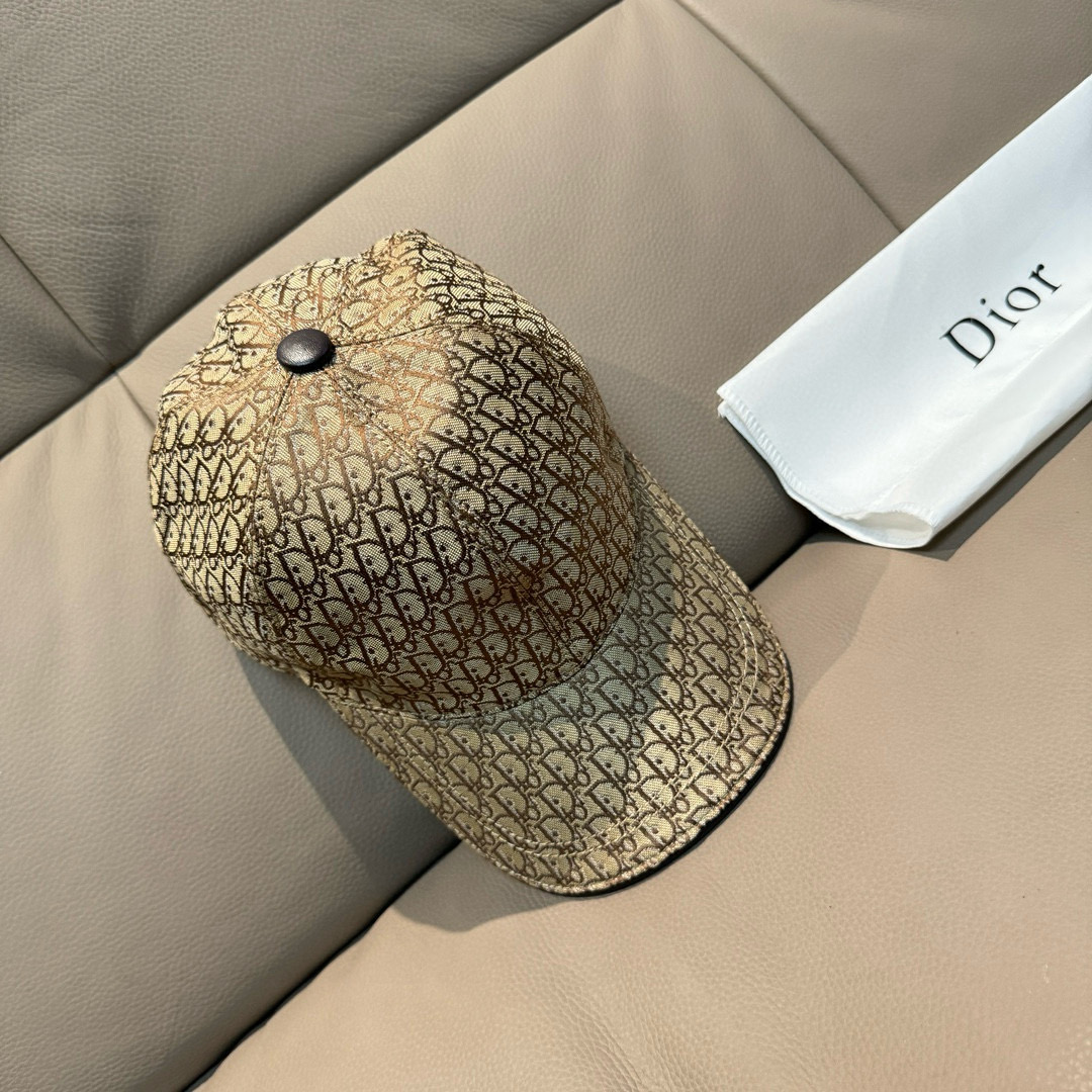 NO:220775,Batch New models shipped with box cloth bag, Dior new original single baseball cap, Dior old-fashioned, full of retro charm, hot off-stock for counters, 1:1 mold customization, original canvas   top layer cowhide, pure cotton lining, light and breathable!  Excellent quality, base head circumference 56, patch adjustable. Hats Fisherman's hat Baseball hat Knitted hat, hat, dior, dior, espadrilles, cowhide, hats19860909批 新款出货 配盒子布袋,Dior(迪奥)新款原单棒球帽, Dior老花,复古韵味十足,专柜断货热门,1:1开模订制,原版帆布料 头层牛皮,纯棉内里,轻盈透气！质量超赞,基础头围56,贴片可调节.帽子渔夫帽棒球帽针织帽,帽子,dior,dior,espadrilles,cowhide,hats,hat