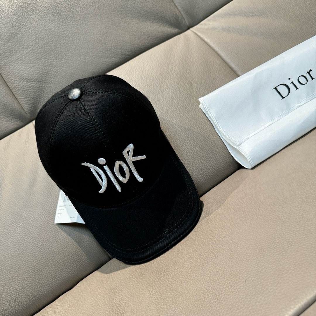 NO:221084,Package with box cloth bag, Dior new original single baseball cap, Dior embroidery, same style as internet celebrity celebrities, 1:1 mold customization, pure cotton fabric   top layer cowhide, pure cotton inner lining, light and breathable!  Excellent quality, base head circumference 56, patch adjustable. Hats Fisherman's hat Baseball hat Knitted hat, hat, dior, dior, espadrilles, cowhide, hats19860909批 配盒子布袋,Dior(迪奥)新款原单棒球帽, Dior刺绣,网红明星同款,1:1开模订制,纯棉布料 头层牛皮,纯棉内里,轻盈透气！质量超赞,基础头围56,贴片可调节.帽子渔夫帽棒球帽针织帽,帽子,dior,dior,espadrilles,cowhide,hats,hat