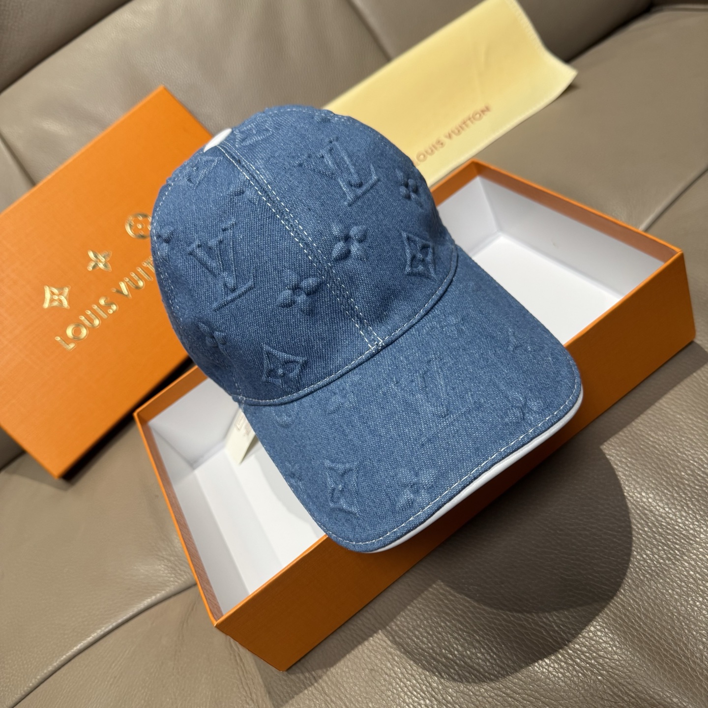 NO:221096,Package with box bag, LV (Louis Vuitton) new original single baseball cap, large logo jacquard, 1:1 mold customization, original denim fabric, fine workmanship, excellent quality, basic head circumference 56, patch adjustable. Hat fisherman hat baseball cap knit hat, hat, louis vuitton, louis vuitton, espadrilles, hats19860909批 配盒子布袋,LV(路易威登)新款原单棒球帽,大logo提花,1:1开模订制,原版牛仔布料,做工细致完美,质量超赞,基础头围56,贴片可调节.帽子渔夫帽棒球帽针织帽,帽子,louis vuitton,louis vuitton,espadrilles,hats,hat