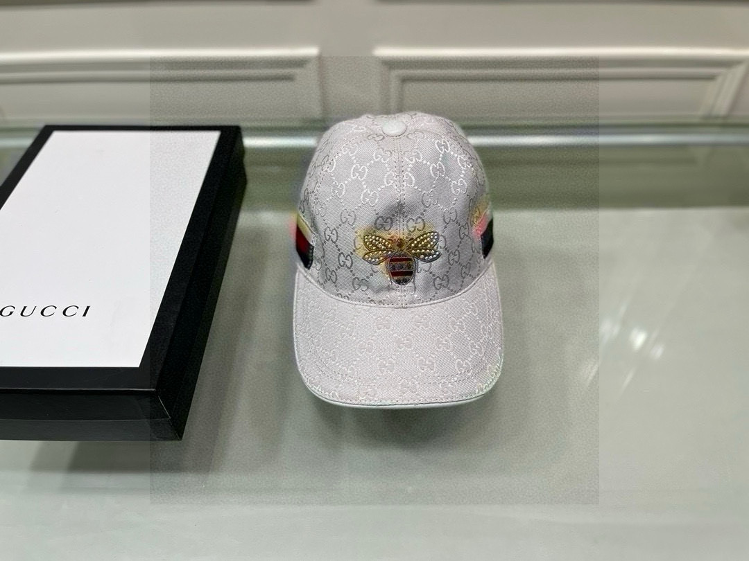 NO:221099,Package with box cloth bag, Gucci classic original single baseball cap, small white hat. 1:1 mold opening customization for the counter, the highest version, original canvas   top layer cowhide, light and breathable!  Real-life photography, all seasons are versatile for men and women, basic head circumference is 56, patch can be adjusted. Hats, fisherman hat, baseball hat, knit hat, hat, gucci, espadrilles, cowhide, hats19860909批 配盒子布袋,Gucci(古奇)经典原单棒球帽,小白帽.专柜1:1开模订制,最高版本,原版帆布料 头层牛皮,轻盈透气！实物拍摄,四季百搭男女适用,基础头围56,贴片可调节.帽子渔夫帽棒球帽针织帽,帽子,gucci,espadrilles,cowhide,hats,hat