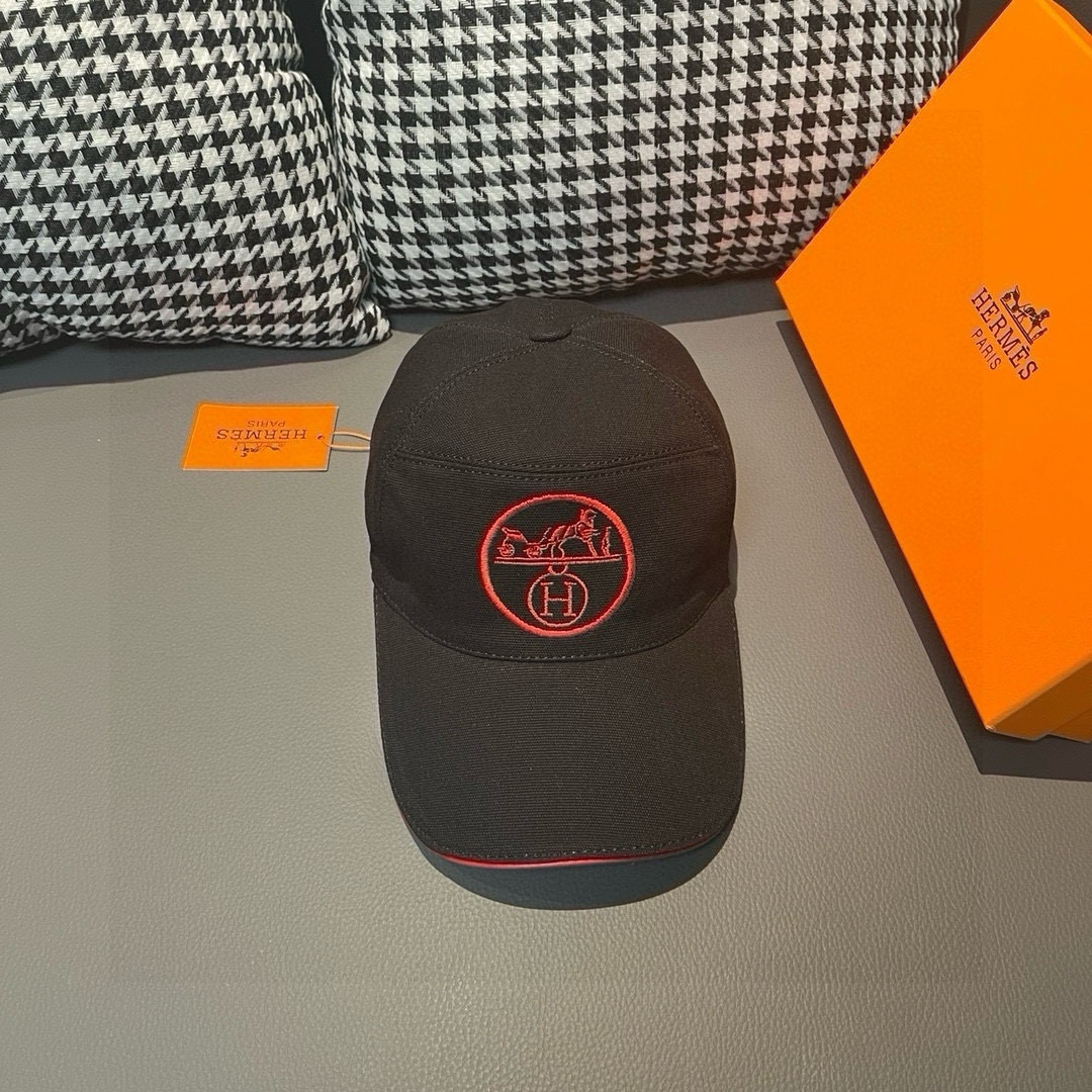 Original Hermès Lot 137 Accessories: Baseball Caps, Tarpaulin Fabric, Steel Adjusters.