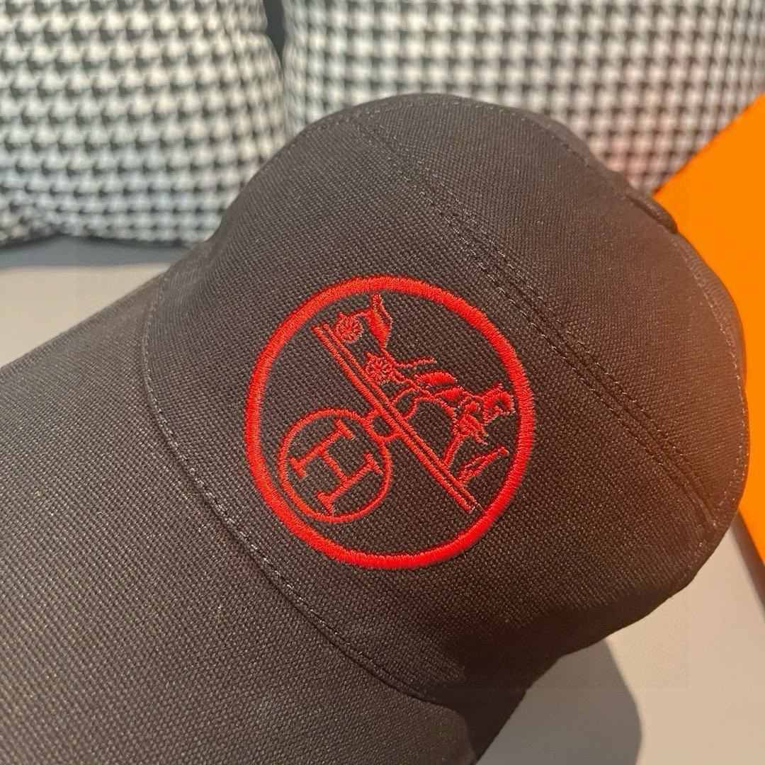 Original Hermès Lot 137 Accessories: Baseball Caps, Tarpaulin Fabric, Steel Adjusters. - 图片 5