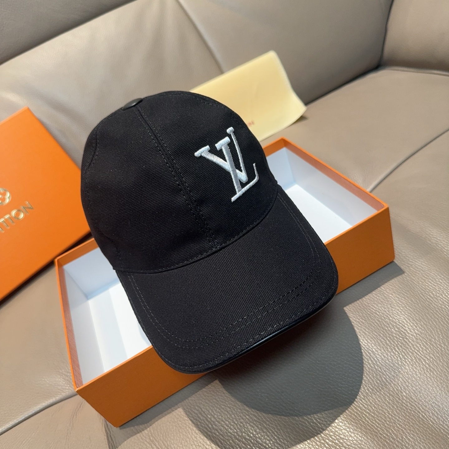 NO:364786,Package with box cloth bag, LV (Louis Vuitton) new original single baseball cap, LV embroidery, 1:1 mold opening customization for the counter, original canvas fabric + top layer cowhide, fine embroidery!  Excellent quality, base head circumference 56, patch adjustable. Hats Fisherman's hat Baseball hat Knit hat, hat, louis vuitton, louis vuitton, espadrilles, cowhide, hats批 配盒子布袋,LV(路易威登)新款原单棒球帽,LV刺绣,专柜1:1开模订制,原版帆布面料+头层牛皮,精细刺绣！质量超赞,基础头围56,贴片可调节.帽子渔夫帽棒球帽针织帽,帽子,louis vuitton,louis vuitton,espadrilles,cowhide,hats,hat