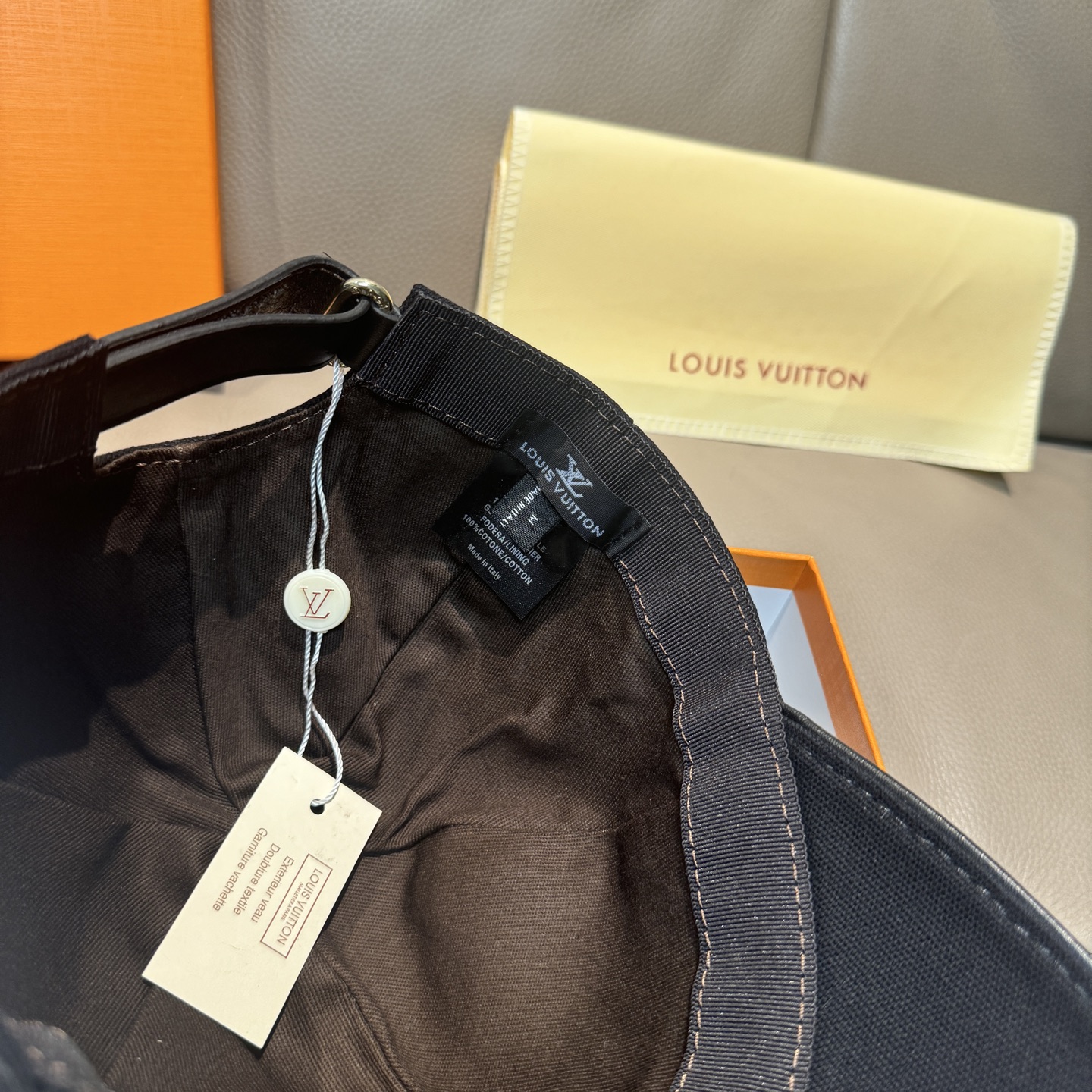 
配盒子布袋，LV(路易威登)新款原单棒球帽，LV刺绣，专柜11开模订制，原版帆布面料+头层牛皮，精细刺