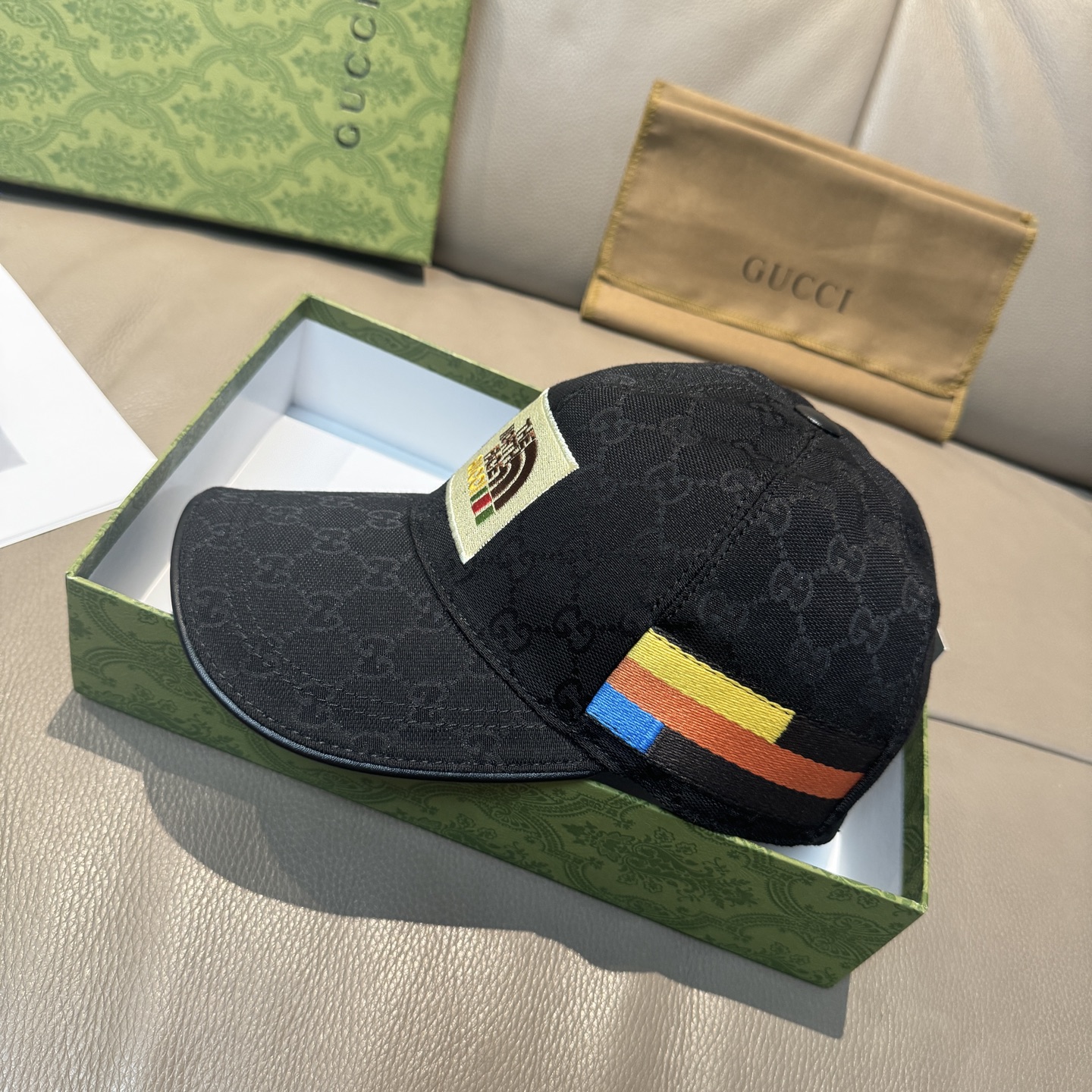 
配盒子布袋，Gucci(古奇)新款原单棒球帽， 北面刺绣！专柜11，进口帆布+头层牛皮，代购热门，男女