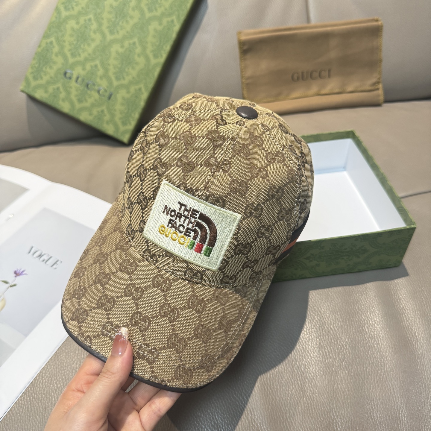 
配盒子布袋，Gucci(古奇)新款原单棒球帽， 北面刺绣！专柜11，进口帆布+头层牛皮，代购热门，男女