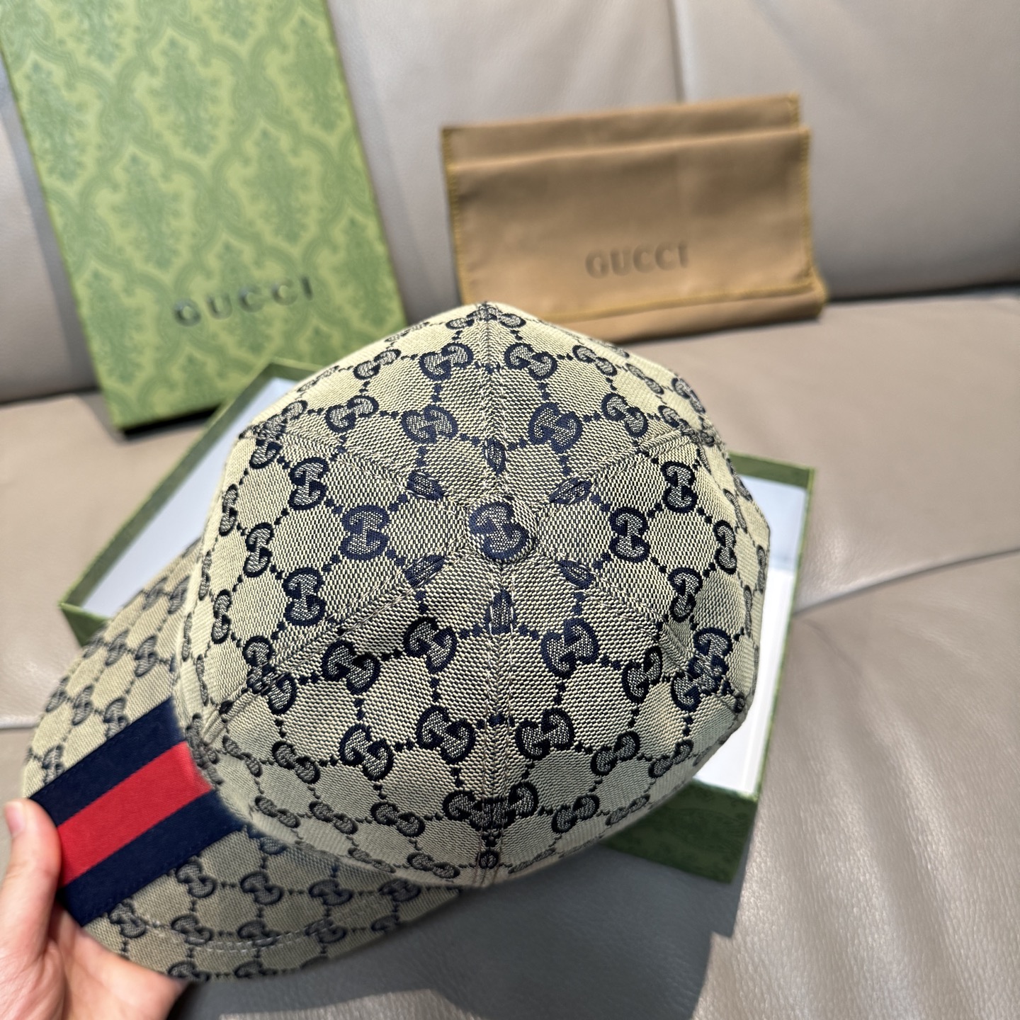 
原单版本出货！
配盒子布袋，Gucci(古奇)最新原单棒球帽，宽版织带。专柜11开模订制，最高版本，原