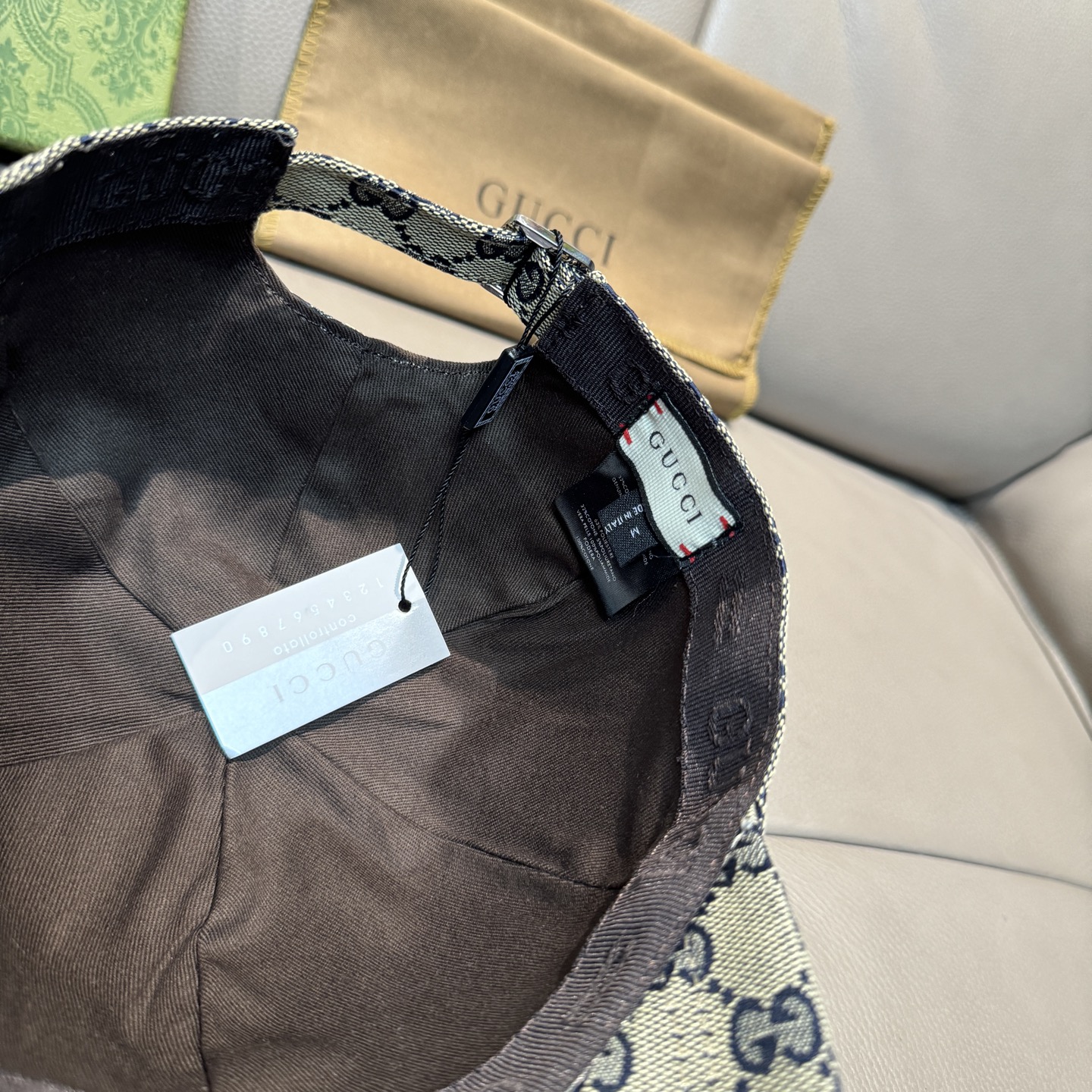 
原单版本出货！
配盒子布袋，Gucci(古奇)最新原单棒球帽，宽版织带。专柜11开模订制，最高版本，原