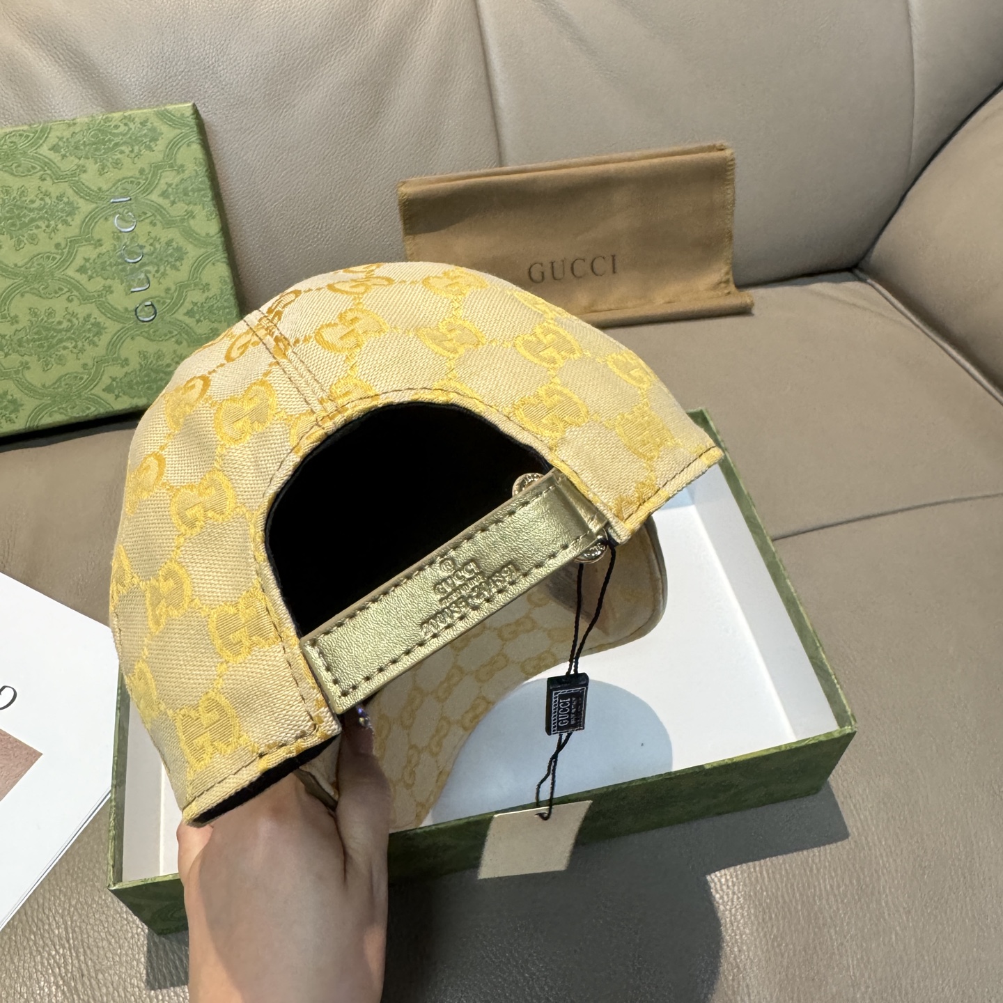 
万年经典！火爆全网的莫兰迪色系出货啦！
配盒子布袋，Gucci(古奇)经典原单棒球帽😍😍专柜11开模订