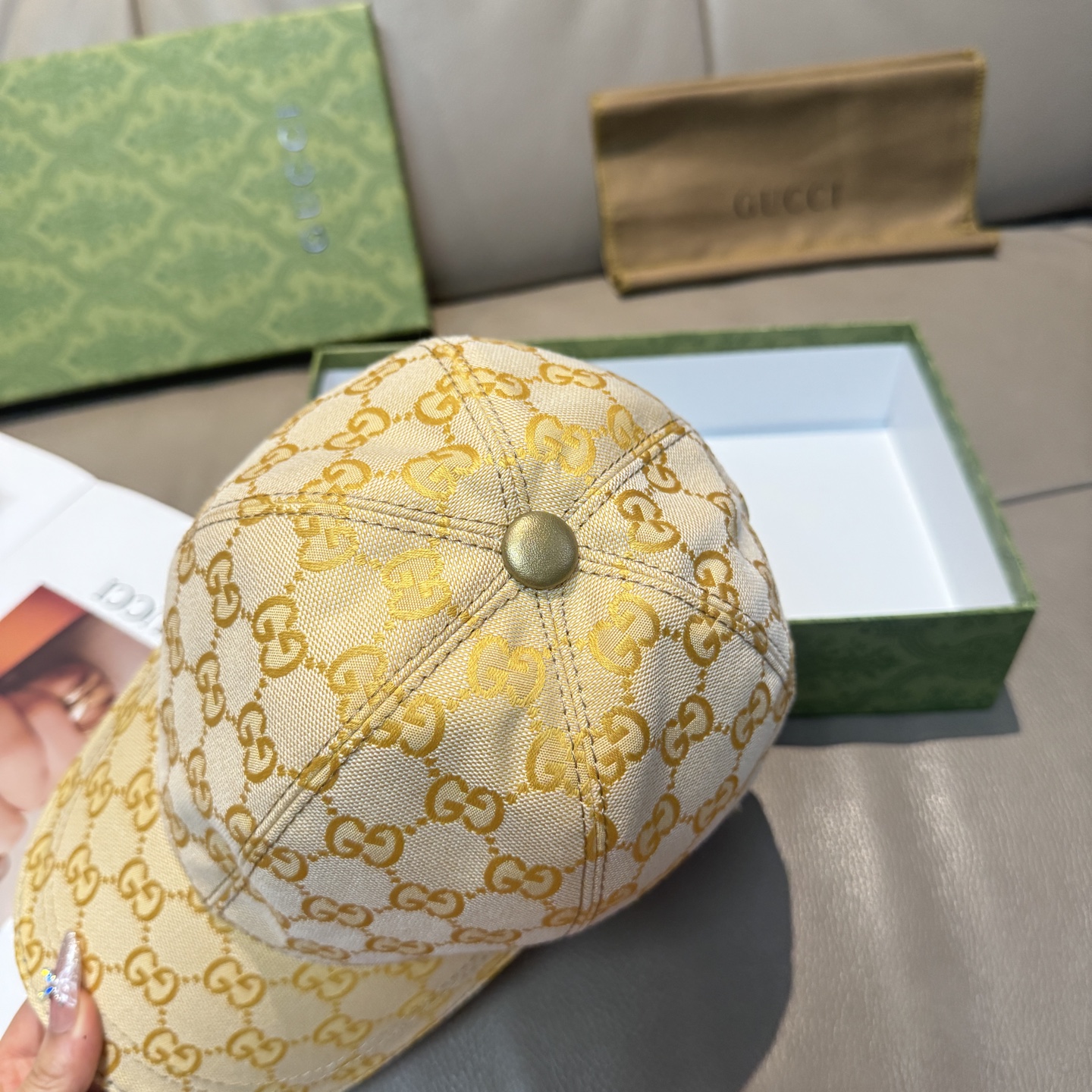 
万年经典！火爆全网的莫兰迪色系出货啦！
配盒子布袋，Gucci(古奇)经典原单棒球帽😍😍专柜11开模订