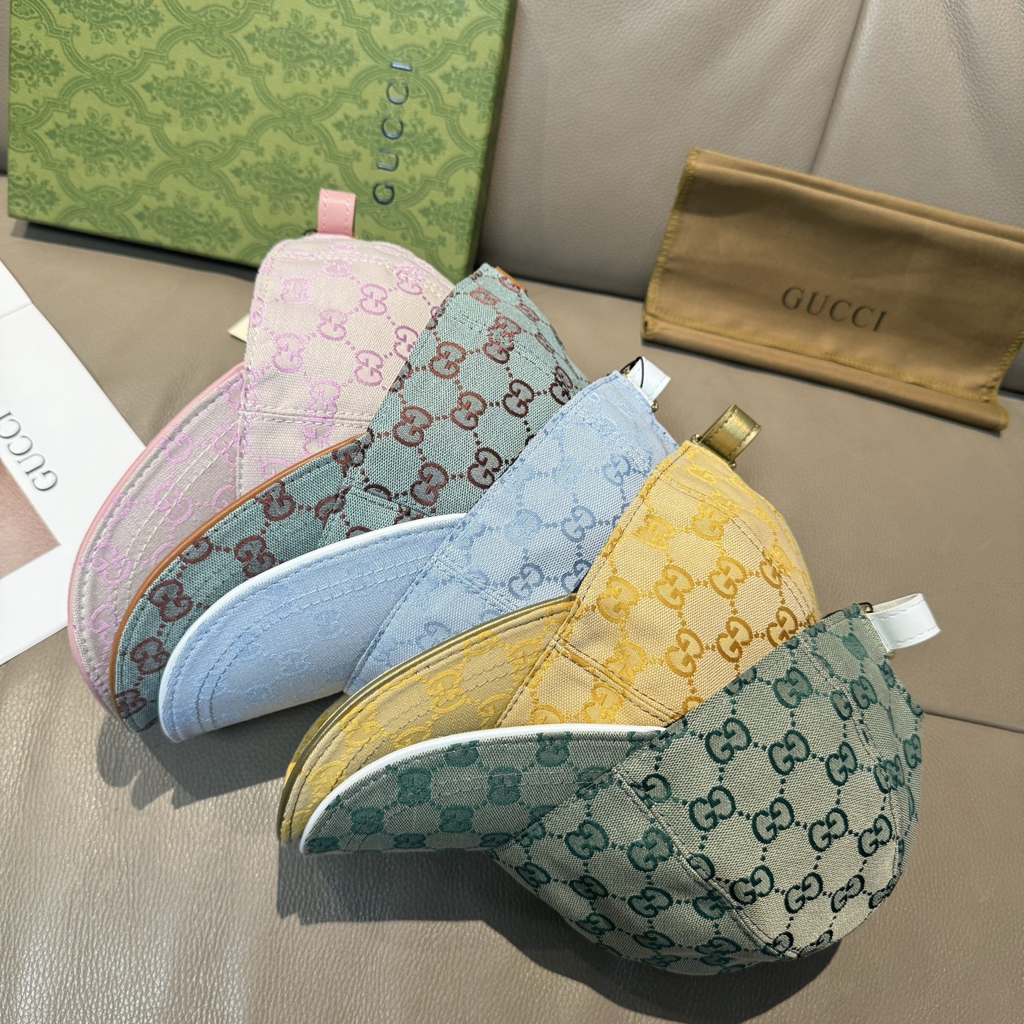 
万年经典！火爆全网的莫兰迪色系出货啦！
配盒子布袋，Gucci(古奇)经典原单棒球帽😍😍专柜11开模订