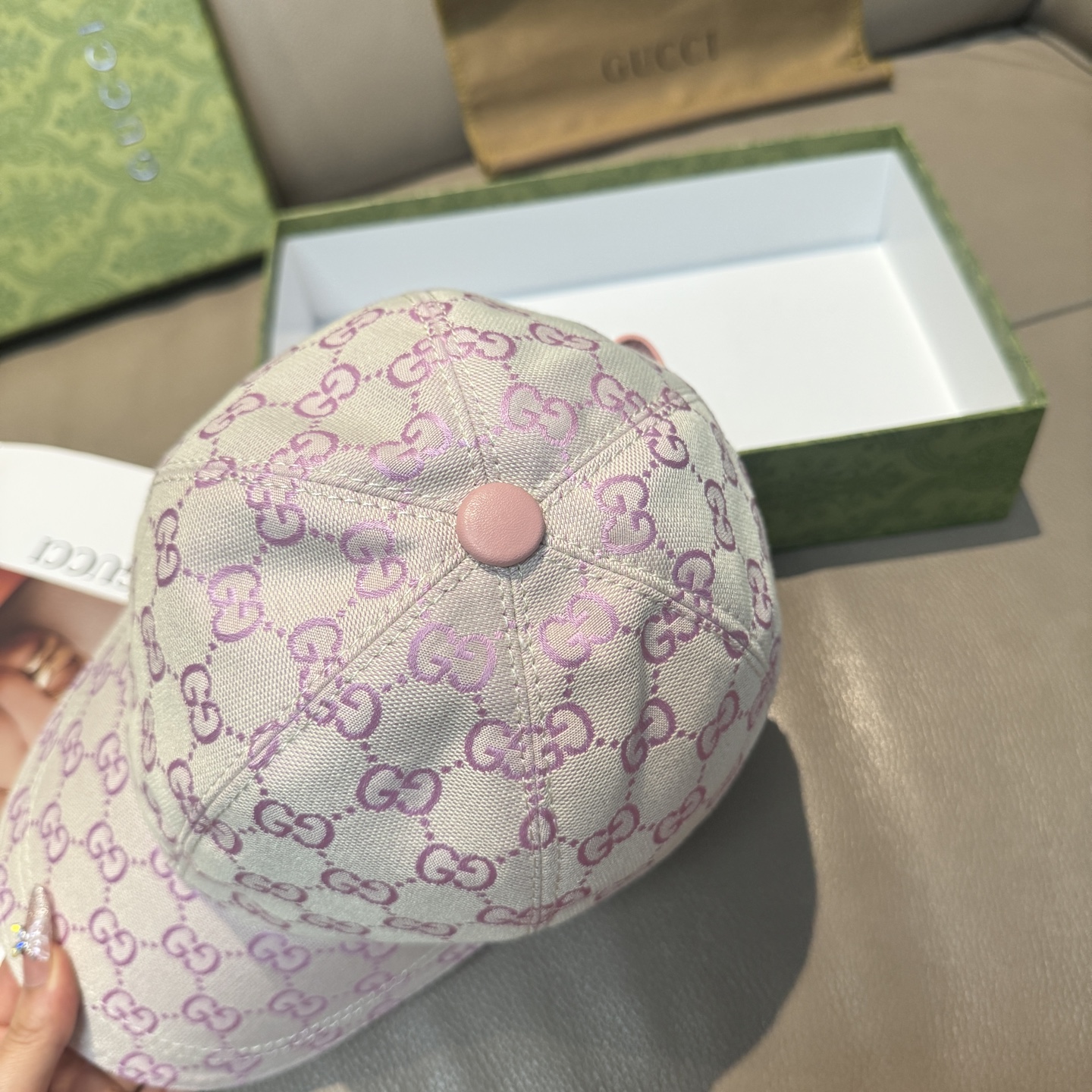 
万年经典！火爆全网的莫兰迪色系出货啦！
配盒子布袋，Gucci(古奇)经典原单棒球帽😍😍专柜11开模订