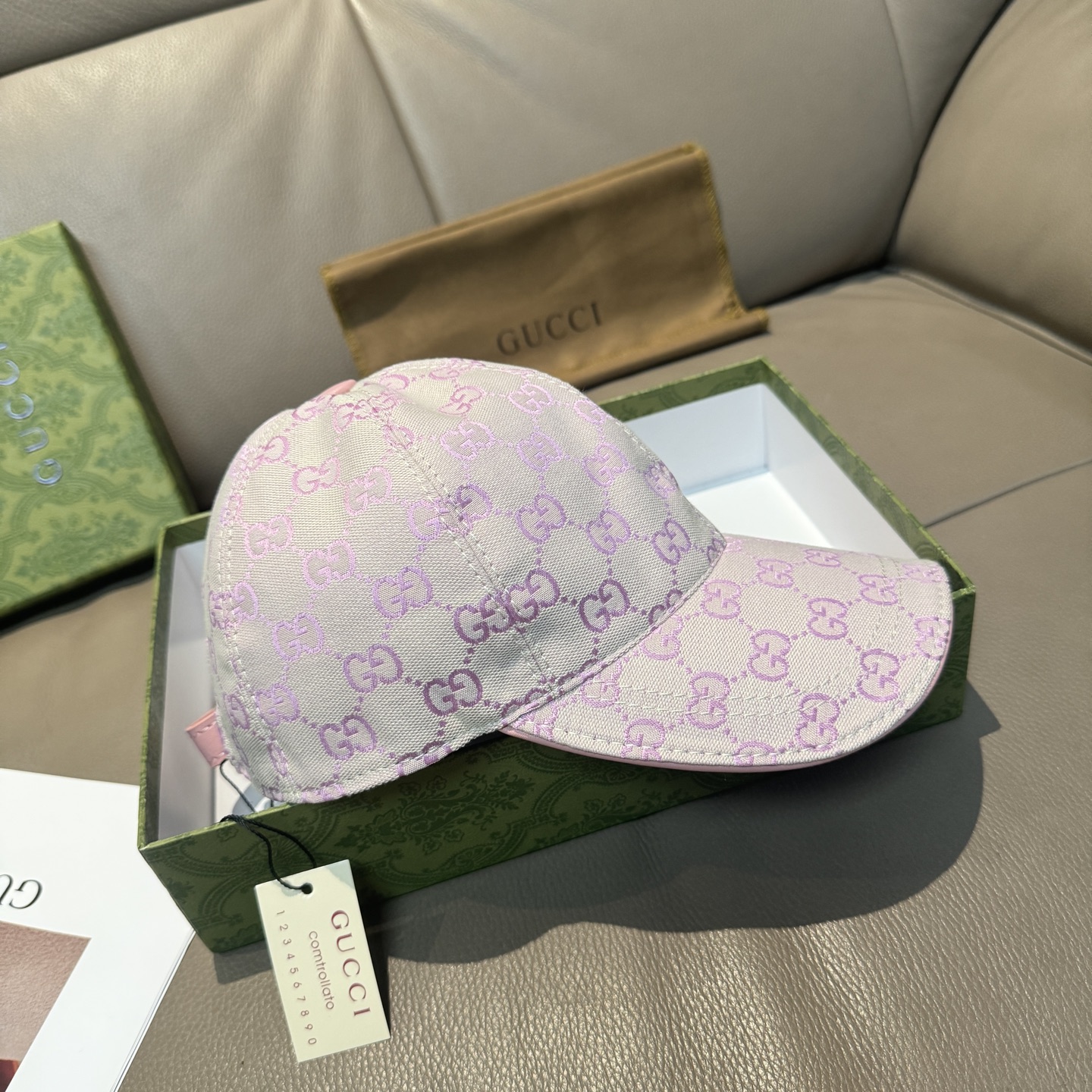 
万年经典！火爆全网的莫兰迪色系出货啦！
配盒子布袋，Gucci(古奇)经典原单棒球帽😍😍专柜11开模订