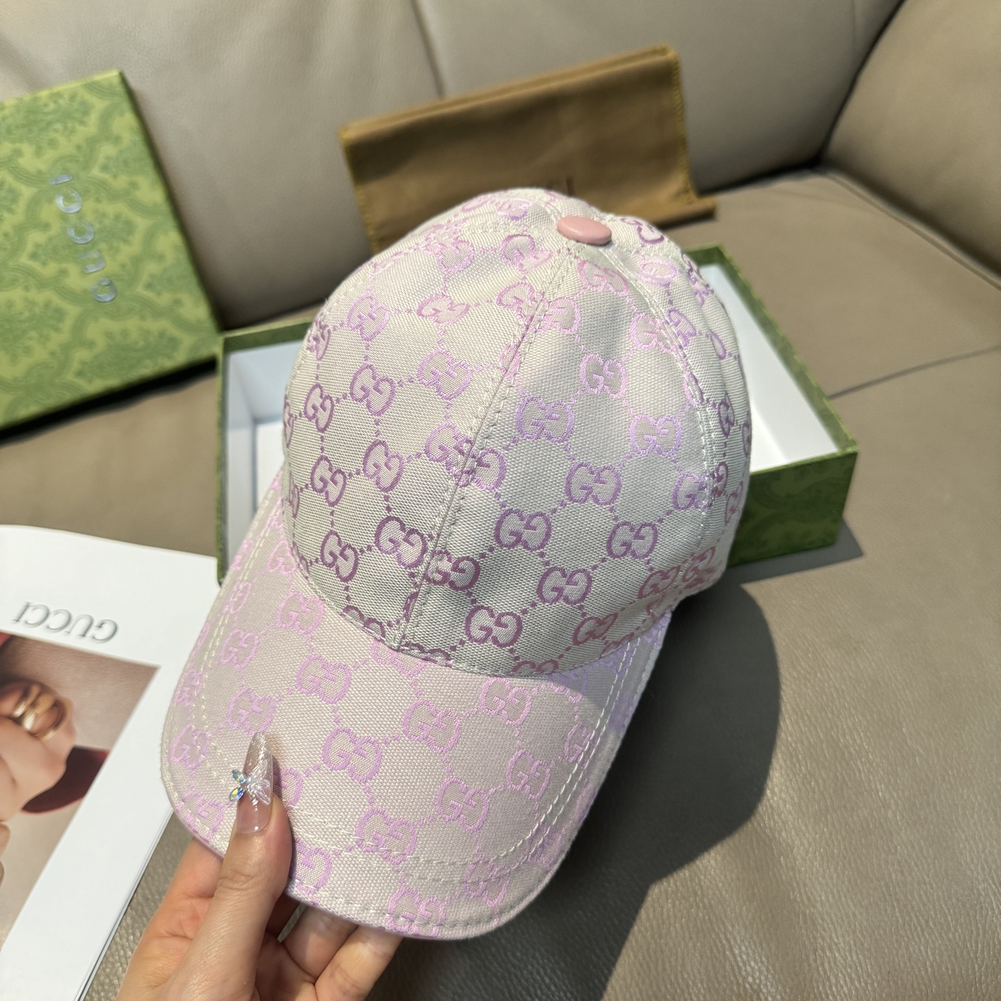 
万年经典！火爆全网的莫兰迪色系出货啦！
配盒子布袋，Gucci(古奇)经典原单棒球帽😍😍专柜11开模订