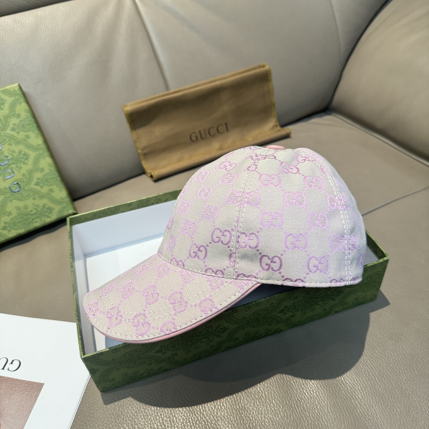 
万年经典！火爆全网的莫兰迪色系出货啦！
配盒子布袋，Gucci(古奇)经典原单棒球帽😍😍专柜11开模订