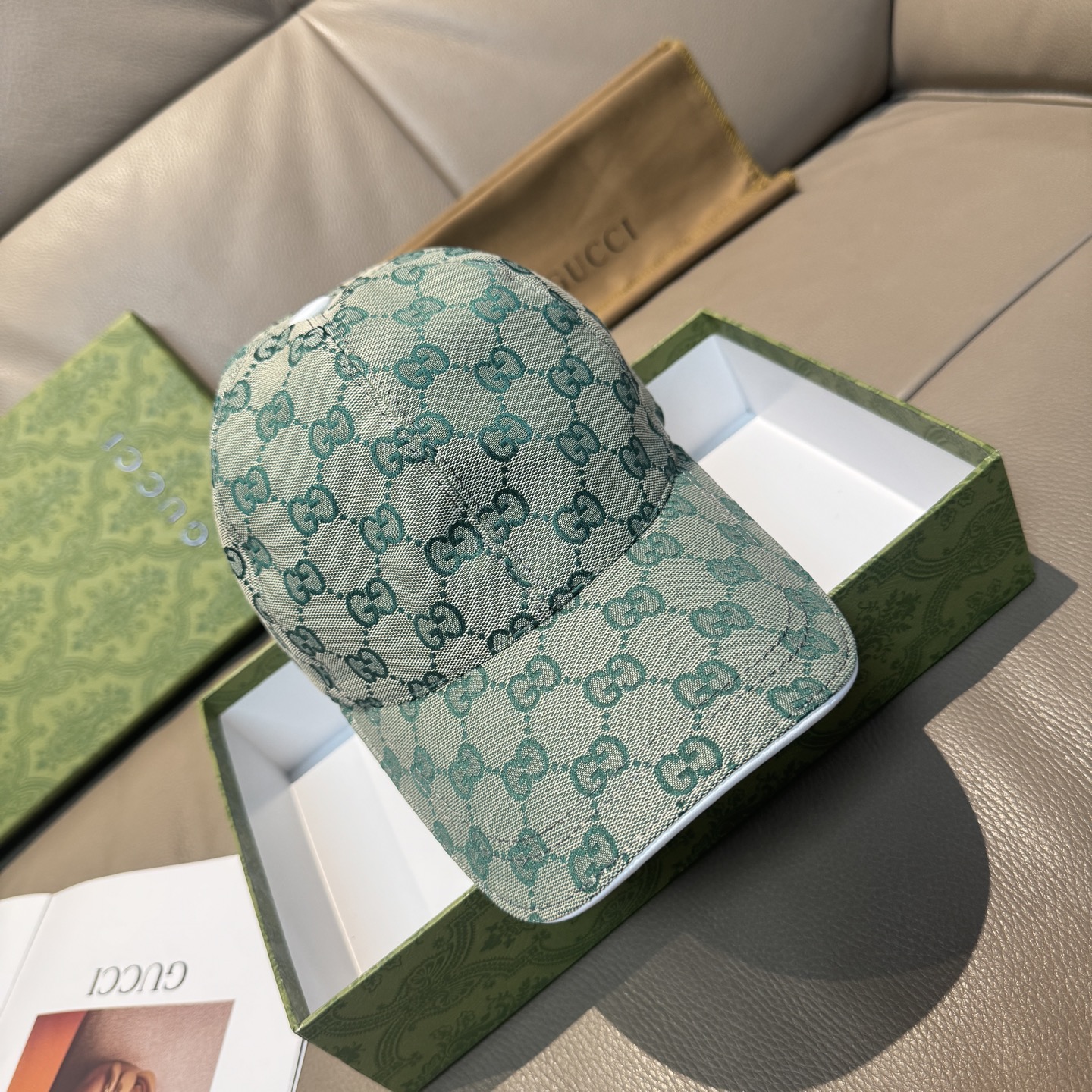 
万年经典！火爆全网的莫兰迪色系出货啦！
配盒子布袋，Gucci(古奇)经典原单棒球帽😍😍专柜11开模订