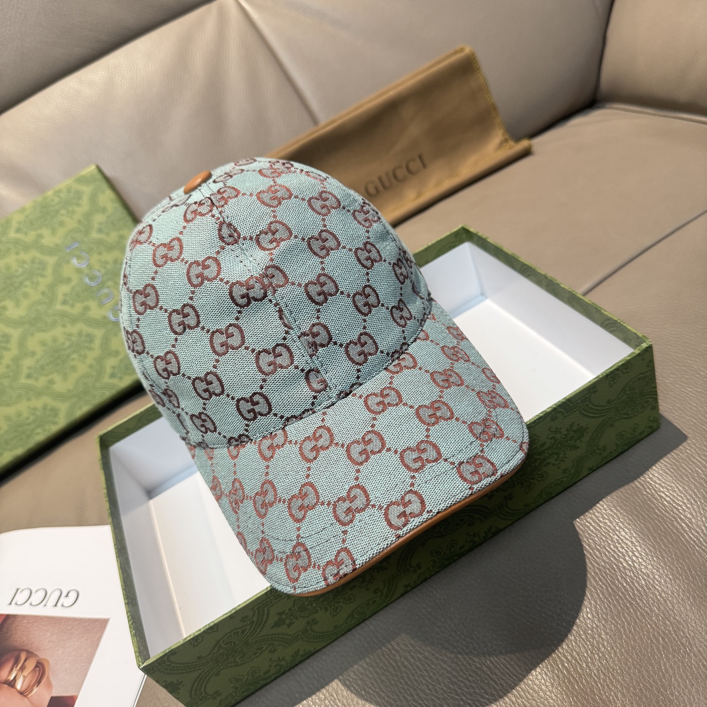 
万年经典！火爆全网的莫兰迪色系出货啦！
配盒子布袋，Gucci(古奇)经典原单棒球帽😍😍专柜11开模订