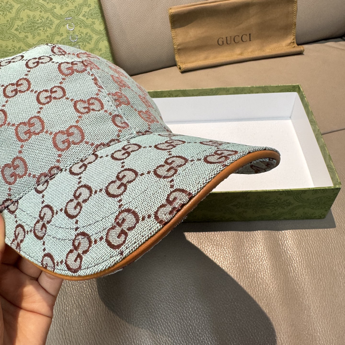 
万年经典！火爆全网的莫兰迪色系出货啦！
配盒子布袋，Gucci(古奇)经典原单棒球帽😍😍专柜11开模订