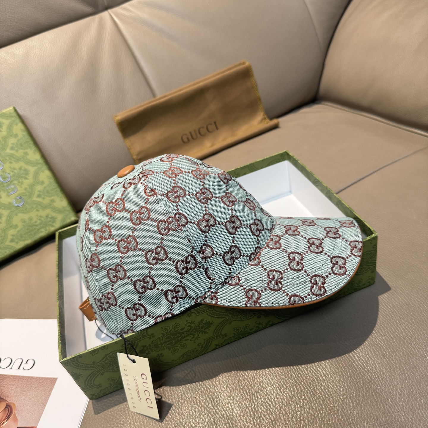 
万年经典！火爆全网的莫兰迪色系出货啦！
配盒子布袋，Gucci(古奇)经典原单棒球帽😍😍专柜11开模订