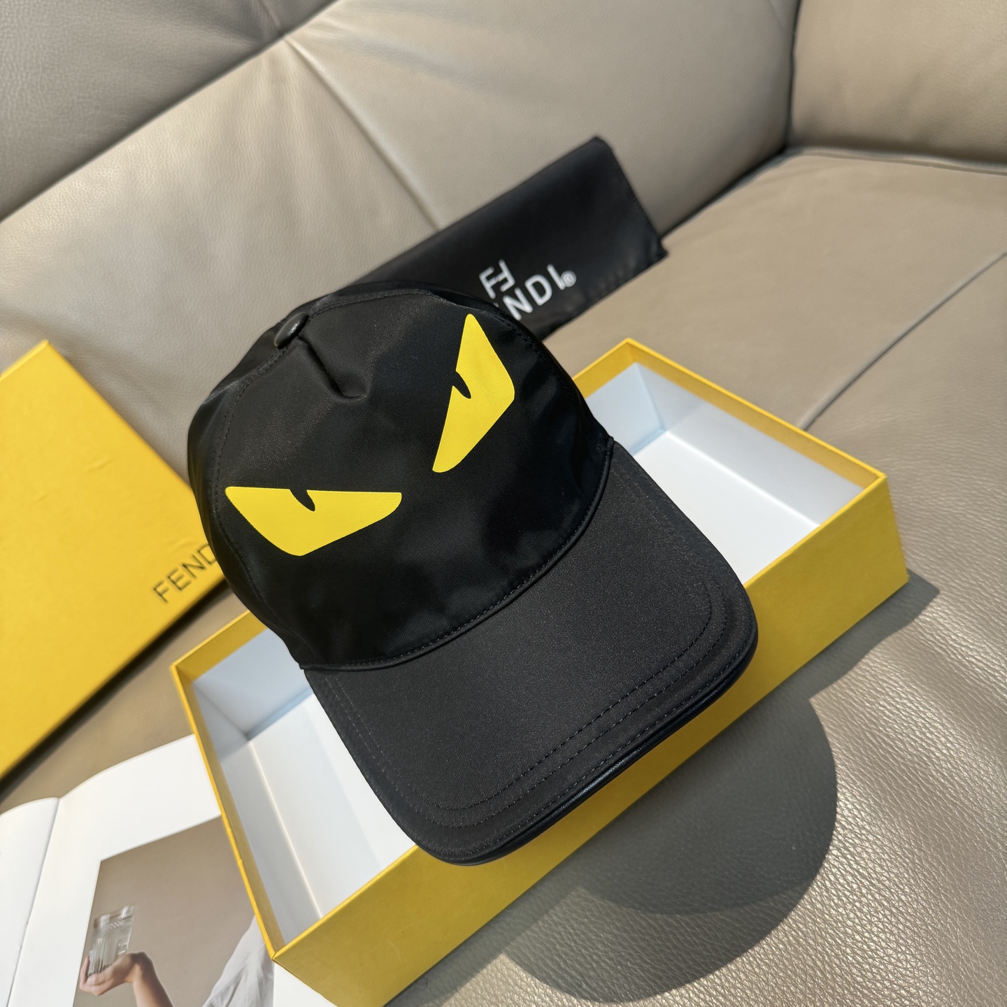 NO:364553,Package with box cloth bag, Fendi's new original single baseball cap, little monster, the hot-selling counter, 1:1 mold customization, imported parachute Oxford fabric + top layer cowhide, pure cotton lining, light and breathable!  Funny little monster eyes, excellent quality, basic head circumference 56, adjustable patch, must-sell the picture above!  Hat fisherman hat baseball hat knit hat, hat, fendi, fendi, espadrilles, cowhide, hats批 配盒子布袋,Fendi（芬迪）新款原单棒球帽, 小怪兽,专柜热卖款中,1:1开模订制,进口降落伞牛津布料+头层牛皮,纯棉内里,轻盈透气！风趣小怪兽眼睛,质量超赞,基础头围56,贴片可调节,上图必卖款！帽子渔夫帽棒球帽针织帽,帽子,fendi,fendi,espadrilles,cowhide,hats,hat