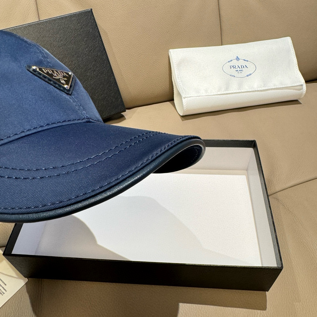 
火爆倒三角四色出货！
配盒子布袋，Prada(普拉达)经典原单棒球帽， 经典倒三角金属logo，专柜1