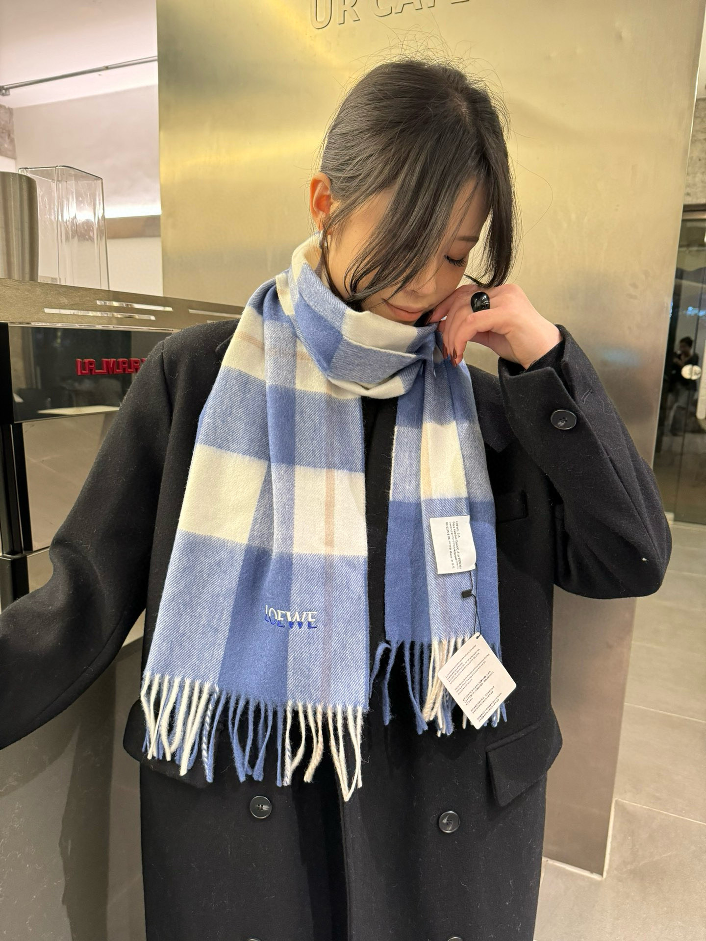 NO:340859,Comment Luo Yiwei LOEWE [Men and Female Couple Scarf] Latest two-color embroidery logo!  I praise myself for keeping it, a rare high-end product!  Family welfare!  Very positive scarf ~ fabric loves, very soft, delicate and comfortable, light water ripples!  Atmospheric and simple, super beautiful male god color matching, any boy will like, the small logo is very exquisitely decorated, with a texture that is not ostentatious~ The large goods were loaded on the ship a few months ago~ The last order is a little more benefit everyone~ Classic men's 30cm wide cashmere scarf!  Universal style for men and women, specifications of 30*180 (including total length of 180cm). They are suitable for formal wear or casual wear. They are completely fine with folding or circles. They are gentlemanly and stylish and have a warm demeanor!  High-version scarf, high-version scarf, loewe, loewe19860909批 罗意威LOEWE【男女情侣款围巾】最新双色刺绣logo！怒赞自留,难得的高端货！家属福利！非常正的围巾~面料大爱,非常柔软细腻舒服,轻度水波纹！大气简约,超级好看的男神配色,任何男生都会喜欢的款吧,小小Logo非常精致的点缀,有质感不张扬~大货几个月前已装船发走~尾单余一丢丢福利大家~经典男士的30cm宽羊绒围巾！男女通用款式,规格30*180（含穗子总长180cm）,搭配正装或者搭配休闲装都很合适~对折挂围或者绕圈围都完全可以,绅士有型~有温度的风度！高版本围巾,高版本围巾,loewe,loewe,scarf