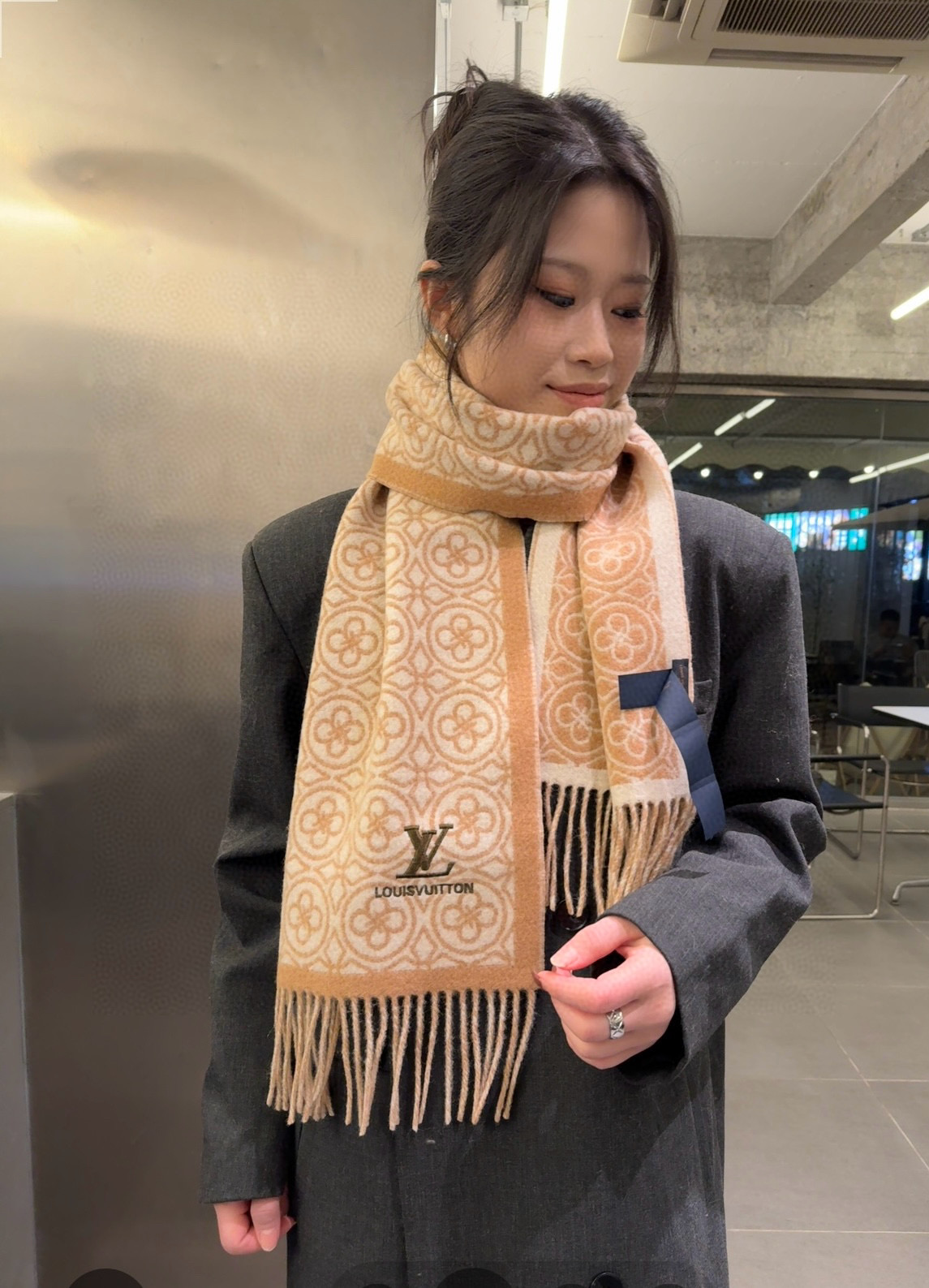 NO:340869,Batch LV Louis Vuitton's new lamb velvet scarf, double-sided jacquard design, counter version!  A new product that combines appearance and connotation, Lv’s designers really won’t disappoint people every year. This thickness and feel are really amazing. It’s a must-have in autumn and winter!  !  Double-sided lamb velvet Specifications 30*180cm High-version scarf, High-version scarf, louis vuitton, louis vuitton19860909批 LV路易威登新款羊羔绒围巾 双面提花设计 专柜爆版！集颜值与内涵于一体的新品,Lv的设计师真的每年都不会让人失望这厚度和手感真的绝了,秋冬必备！！双面羊羔绒 规格30*180cm高版本围巾,高版本围巾,louis vuitton,louis vuitton,scarf