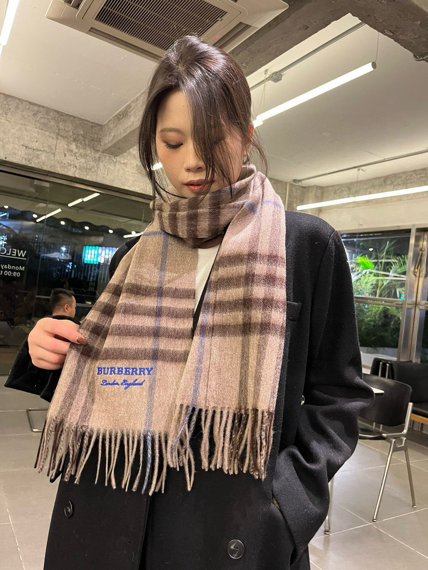 NO:340880,Batch Burberry Classic Cashmere Plaid!  !  The new embroidery looks so good that it's going crazy, it's so stylish and charming!  !  !  Very delicious and fashionable autumn and winter items!  I really like it, the Classical design, cashmere, and the feel is really amazing!  !  It is very classy when paired with a suit and windbreaker, and the upper body effect is really good no matter how you surround it!  !  This style is really bought with your eyes closed, both for both men and women, and can be easily controlled by any age group!  30x180. High-version scarf, high-version scarf, burberry, burberry19860909批 巴宝莉Burberry经典羊绒格子！！新款刺绣好看的要疯掉了,太有型太有魅力了！！！非常品味时尚的秋冬单品！真的很喜欢,非常Classical的设计,羊绒,手感真的绝了！！搭配西服风衣都极有档次,上身效果真的随便怎么围都好看！！这种款式真的闭着眼买,男女通用,任何年龄层都轻松驾驭！30x180.高版本围巾,高版本围巾,burberry,burberry,scarf