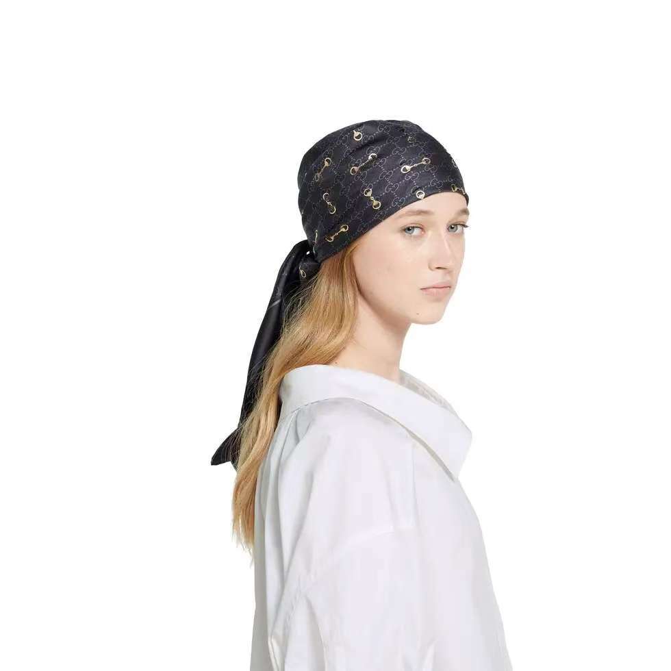 NO:340891,Gucci new square scarf GG horse-bit printed square scarf The brand's iconic logo is constantly renovating and vividly demonstrating the brand's unique aesthetic concept. As an important narrative element of the early spring series, the horse-bit logo partner GG pattern injects classic brand connotation into this black mulberry silk square scarf. GG printed mulberry silk, decoration overprint laminated horse-bit printed 90 cm (length) x 90 cm (width) high-version scarf, high-version scarf, gucci19860909批 Gucci新款方巾 GG马衔扣印花方巾 品牌标志性标识不断焕新演绎,生动彰显品牌别具一格的美学理念.作为早春系列的重要叙事元素,马衔扣标识搭档GG图案,为这款黑色桑蚕丝方巾注入经典品牌内涵. GG印花桑蚕丝,饰套印层压马衔扣印花 90厘米（长）x 90厘米（宽）高版本围巾,高版本围巾,gucci,scarf