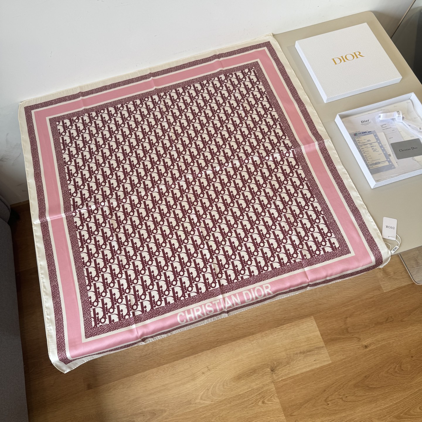 NO:340911,A Dior classic printed square scarf pays tribute to the classic Oblique prints. This Diortwin square scarf is carefully crafted from mulberry silk twill fabric, paired with handmade noodle trim, decorated with jacquard strips of the same tone 