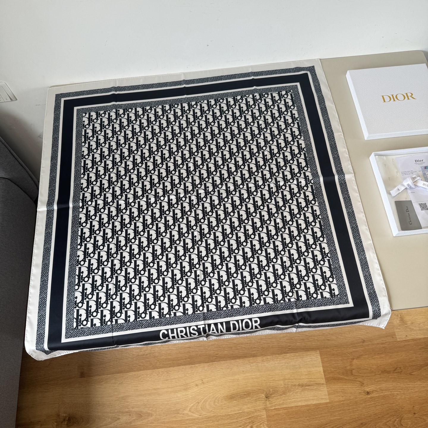 NO:340870,A Dior classic printed square scarf pays tribute to the classic Oblique prints. This Diortwin square scarf is carefully crafted from mulberry silk twill fabric, paired with handmade noodle trim, decorated with jacquard strips of the same tone 