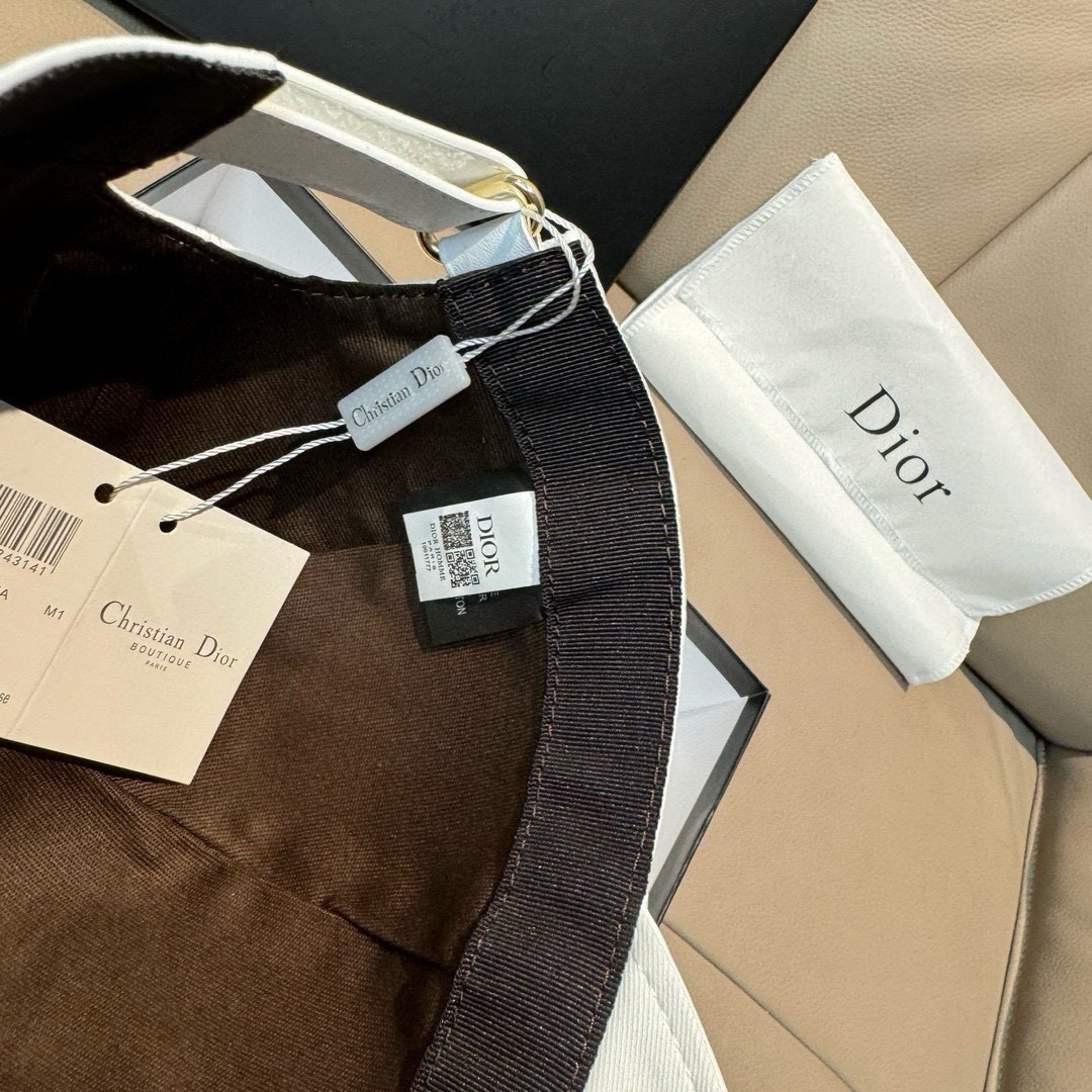 
配盒子布袋，Dior(迪奥)新款原单棒球帽， Dior刺绣，网红明星同款，11开模订制，纯棉布料+头层