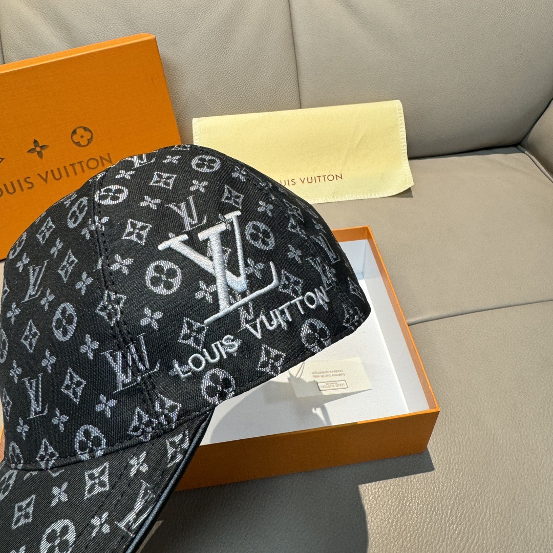 
新款出货
配盒子布袋，LV(路易威登)新款原单棒球帽，老花刺绣，11开模订制，原版老花面料，重工刺绣，