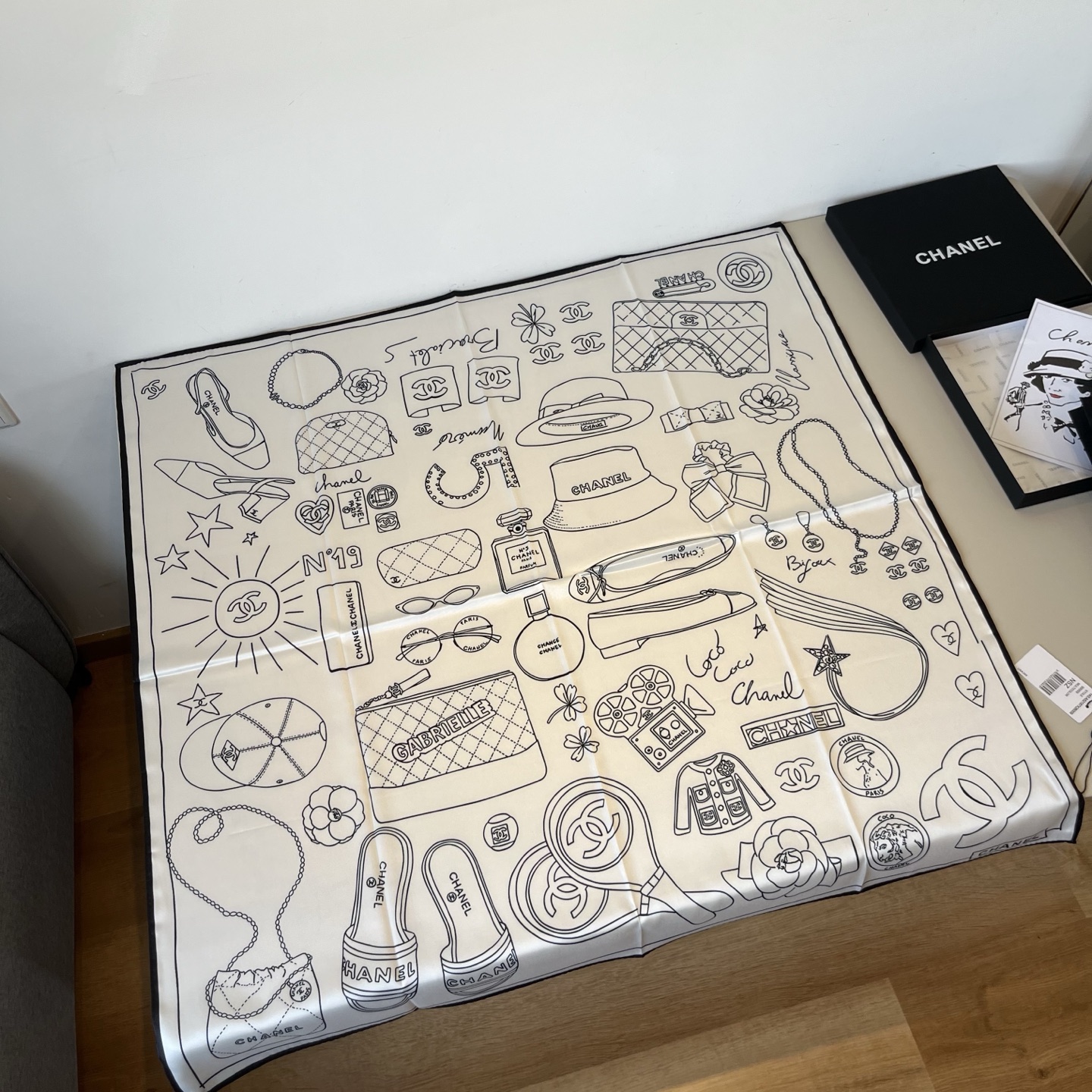 NO:340822,The original single small 90cm silk square scarf, top-grade twill silk material hand-curled edges, light luxury, high-end heavy twill silk, complete counter quality fabric pursues the shape, the feel is crisp, bright and plump colors are super pleasing to the eye!  Good goods are not waiting for others, if you like it, you can't miss it [Ingredient size 90X90cm silk] High-version scarf, high-version scarf, real silk19860909批 原单小香90cm真丝方巾,顶级斜纹真丝材质手工卷边,轻奢感十足高端重磅斜纹真丝完全专柜品相面料追求造型,手感挺括,鲜艳饱满色彩超级养眼！好货不等人,喜欢就不能错过哦【成分尺寸90X90cm 真丝】高版本围巾,高版本围巾,real silk,scarf