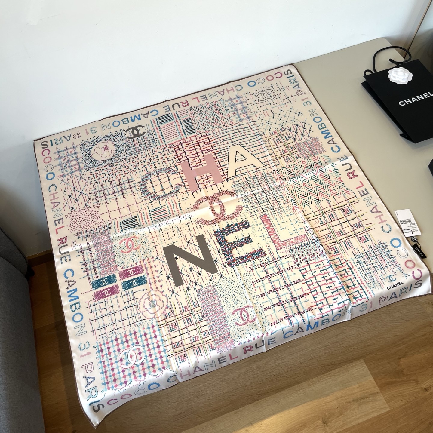 NO:340834,[Xiaoxiang Colored Striped Letters] Silk Square Scarf, High-end, Big Love, Women's Beauty, All Seasons, Real Beauty, So Beautiful, So Beautiful, The upper body effect is simply beautiful, The quality is perfect, the whole scarf gives people a big brand aura and is also very exquisite and beautiful, worthy of appreciation, Perfect temperament and taste Ditails first choice, Size 90*90 cm high version scarf, High version scarf, Real silk19860909批【小香彩色条纹字母】真丝方巾,高端 大爱 ,女人尤物,四季都可以,真心美的让人非常非常心动 上身效果简直美翻了 品质非常完美,整个围巾给人大牌气场的同时又非常精致秀丽,值得品鉴,完美气质品味Ditails首选,尺寸90*90 cm高版本围巾,高版本围巾,real silk,scarf