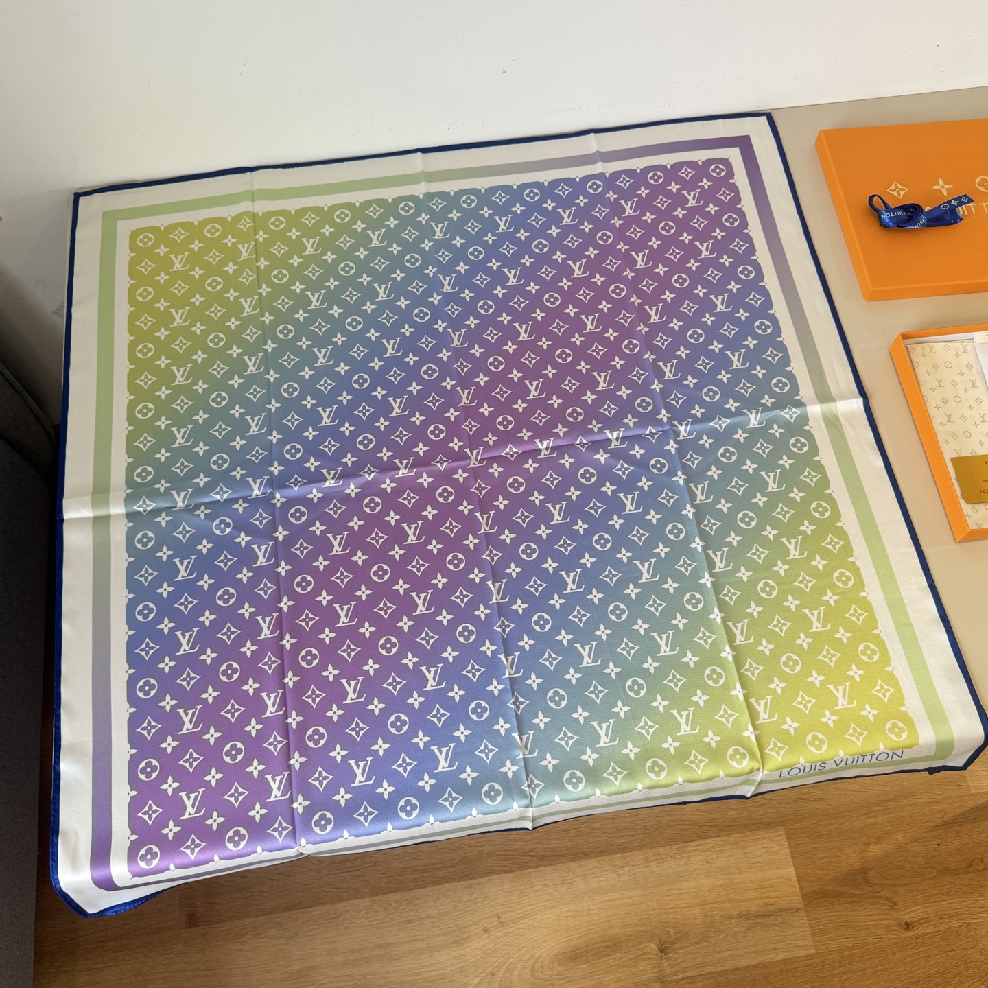 NO:340845,New LV silk square scarf Sunrise Aquarelle Square Scarf is a classic Monogram pattern rendering gradient mild tones, depicting the hazy artistic conception at sunrise, which can add exquisite meaning to various shapes. 90 x 90 cm (height x length) mulberry silk high-version scarf, high-version scarf, louis vuitton, real silk19860909批 LV新款真丝方巾 Sunrise Aquarelle Square 方巾为经典 Monogram 图案渲染渐变温和色调,描摹日出时分的迷蒙意境,可为各式造型增添考究意味. 90 x 90 厘米 (高 x 长度) 桑蚕丝高版本围巾,高版本围巾,louis vuitton,real silk,scarf