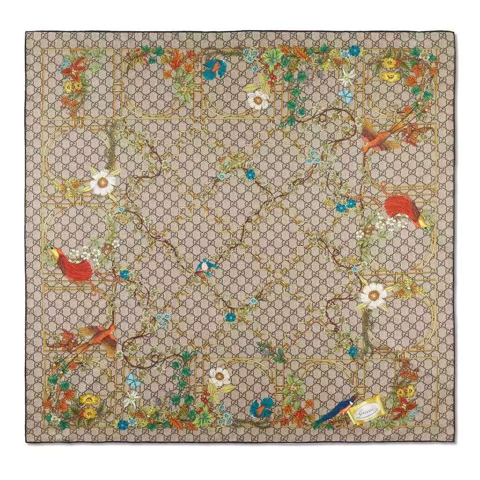 NO:340888,Bulk Gucci new square scarf Gucci animal and floral prints The brand collection pattern shines brightly against the backdrop of a new and eye-catching print. This square scarf is exquisitely embellished with animal and floral prints, highlighting the design inspiration that Gucci draws from nature. Twill mulberry silk 90 cm (length) x 90 cm (width) high-version scarf, high-version scarf, gucci19860909批 Gucci新款方巾 Gucci动物和花卉印花 品牌典藏图案在与全新醒目印花的衬托下熠熠生辉.这款方巾匠心缀饰动物和花卉印花,彰显Gucci从大自然汲取而来的设计灵感. 斜纹桑蚕丝 90厘米（长）x 90厘米（宽）高版本围巾,高版本围巾,gucci,scarf