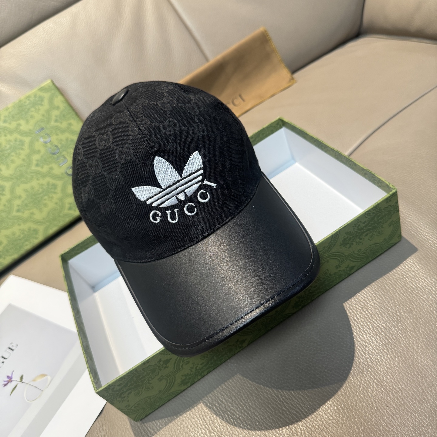 
古奇新款
Adidas&Gucci联名款出货啦！
配盒子布袋。专柜热卖中。11开模订制，重工打造，完美