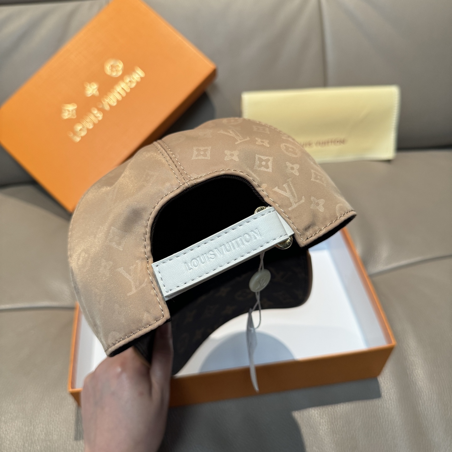 
配盒子布袋，LV(路易威登)新款原单棒球帽，老花拼接，11开模订制，原版印花绸缎面料+专柜老花皮，做工