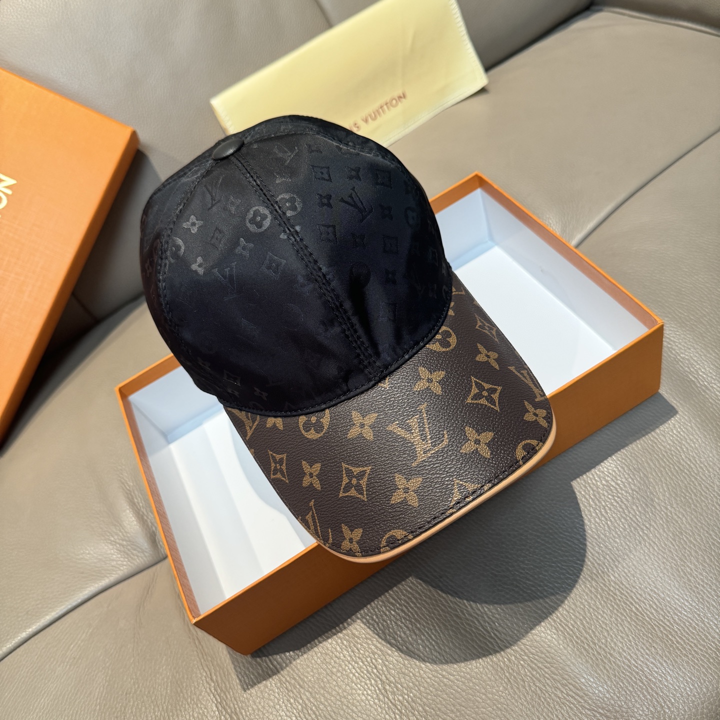 
配盒子布袋，LV(路易威登)新款原单棒球帽，老花拼接，11开模订制，原版印花绸缎面料+专柜老花皮，做工