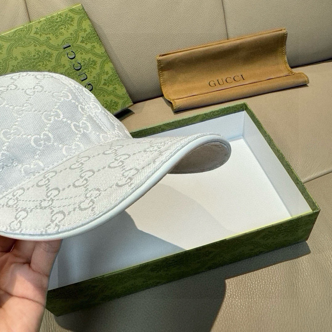 
万年经典款！杏色，黑色有s和L码
配盒子布袋，Gucci(古奇)经典原单棒球帽😍😍专柜11开模订制，最