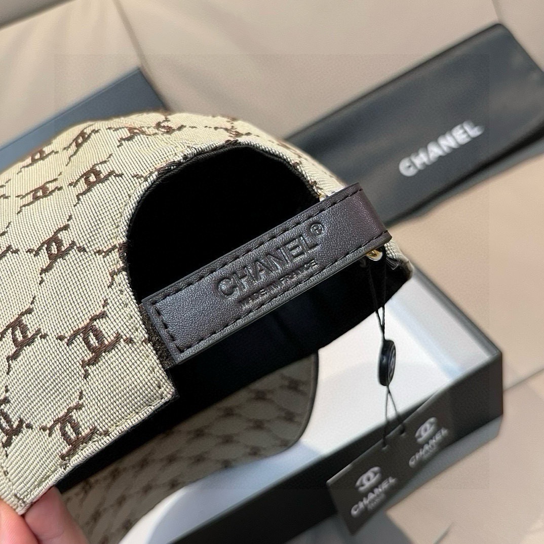 
新款出货！
配盒子布袋，Chanel(香奈儿)新款原单棒球帽， 小双C提花，专柜11开模订制，原版帆布