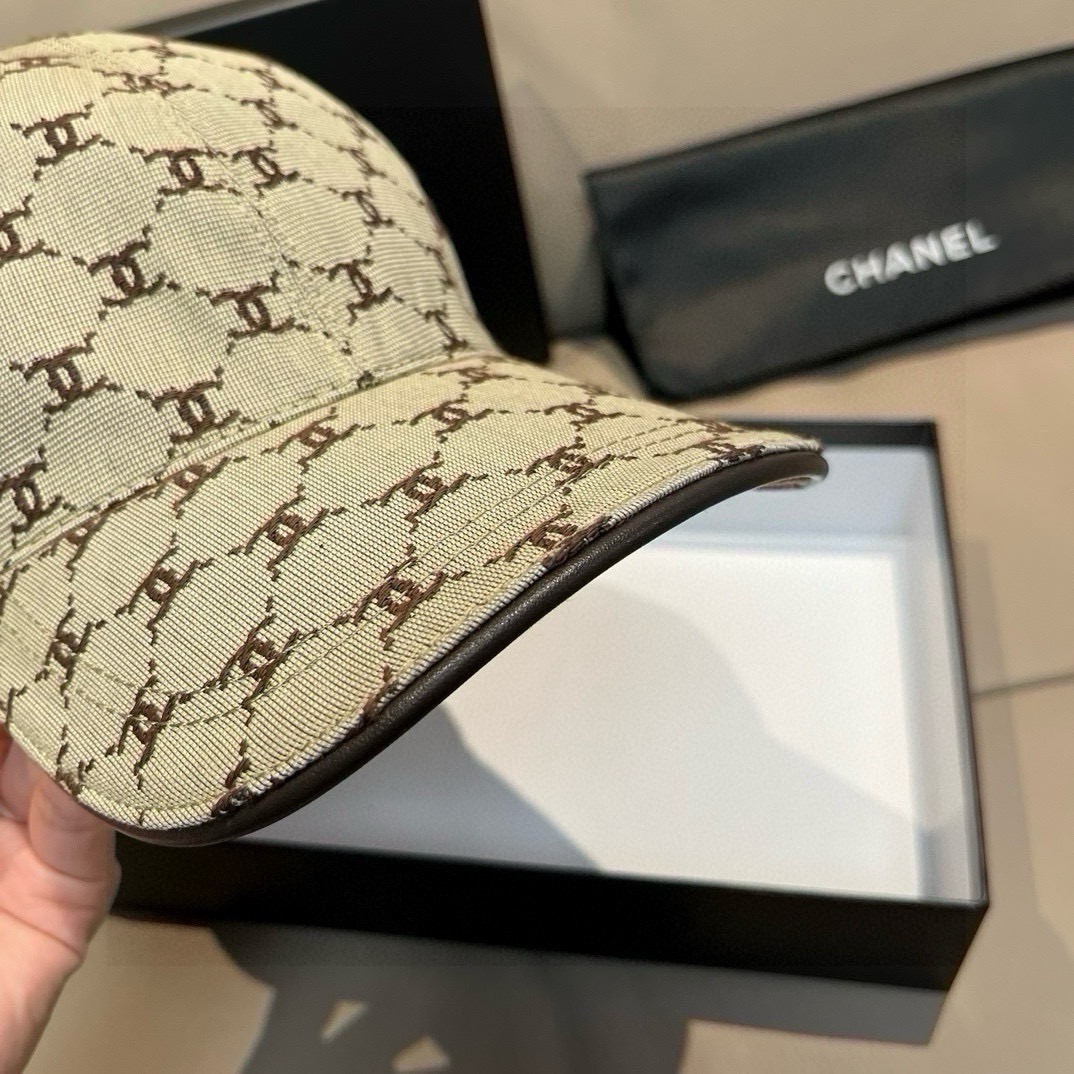 
新款出货！
配盒子布袋，Chanel(香奈儿)新款原单棒球帽， 小双C提花，专柜11开模订制，原版帆布