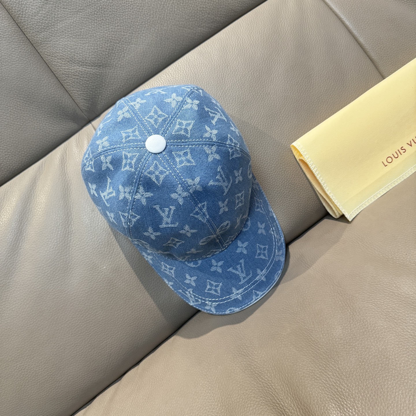 
配盒子布袋，LV路易威登新款原单棒球帽，LV牛仔提花，专柜11开模订制，原版帆布面料+头层牛皮，轻盈透