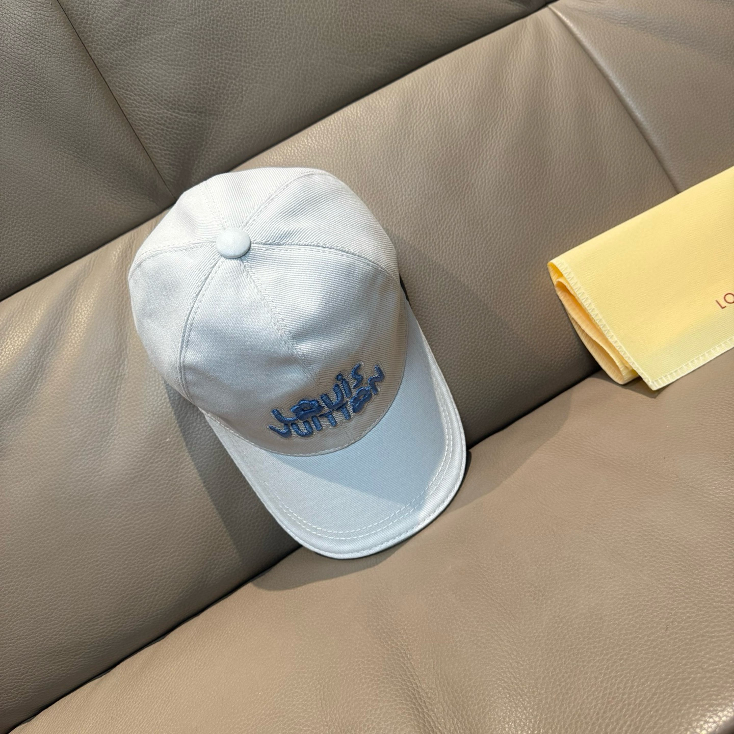
配盒子布袋，LV(路易威登)新款原单棒球帽，LV刺绣，专柜11开模订制，原版帆布面料+头层牛皮，精细刺