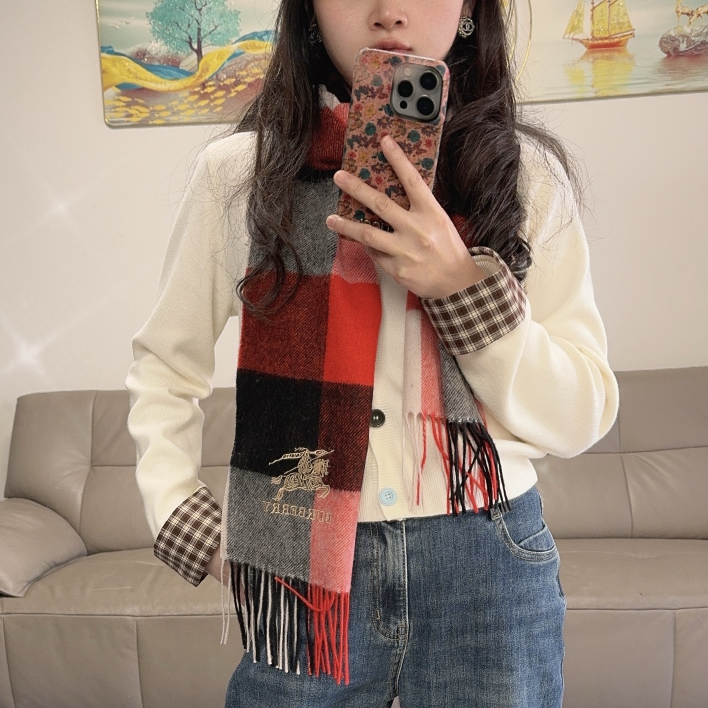 NO:704329,The exquisite war horse embroidery of the last batch of Burberry export orders makes the scarf look more advanced and elegant. The design of high-end scarves has always been simple but super nice. It is very practical and versatile for daily use. The feel is really praised by customers for the raw materials. It is soft and waxy, and the drape is also very good. In short, I really like this master-level fashion sense. Fashionable people with attitude will definitely like it. Young, fashionable, confident, and attitude. Beautiful!  This kind of design is more advanced, more grand, and more worthy of recommendation. Size: 30x180 cm, sheep wool high version scarf, high version scarf, burberry, burberry19860909批 Burberry ·巴宝莉出口订单尾货精致的战马刺绣让围巾显得更加高级优雅,高端围巾设计向来都很简约但就是超nice,日常非常实用百搭手感真的非常赞客供原料,软糯,垂感也非常好,总之非常非常喜欢这种高手级别的时髦感,有态度的时髦人一定会喜欢.年轻,时髦,自信,有态度.很美！这样的设计更高级,更大气,更加经得起推荐 尺寸:30x180 cm,绵羊毛高版本围巾,高版本围巾,burberry,burberry,scarf