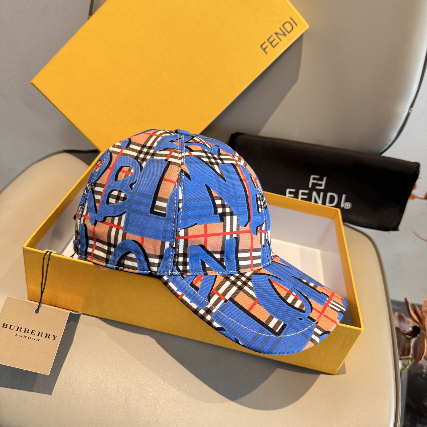 Burberry 配盒子布袋 Burberry（巴宝莉）最新款涂鸦棒球帽 开模订制 印花面料