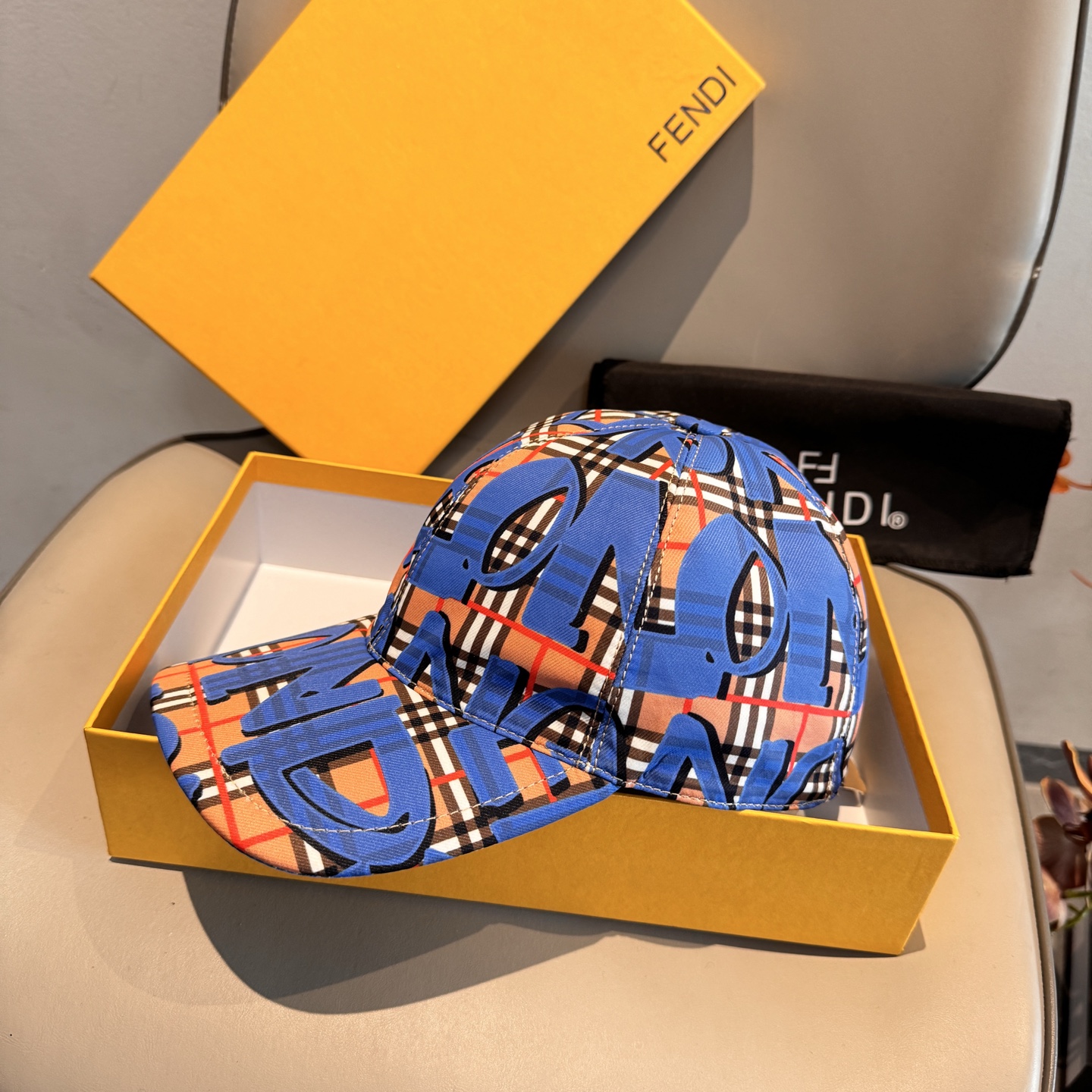 Burberry 配盒子布袋 Burberry（巴宝莉）最新款涂鸦棒球帽 开模订制 印花面料